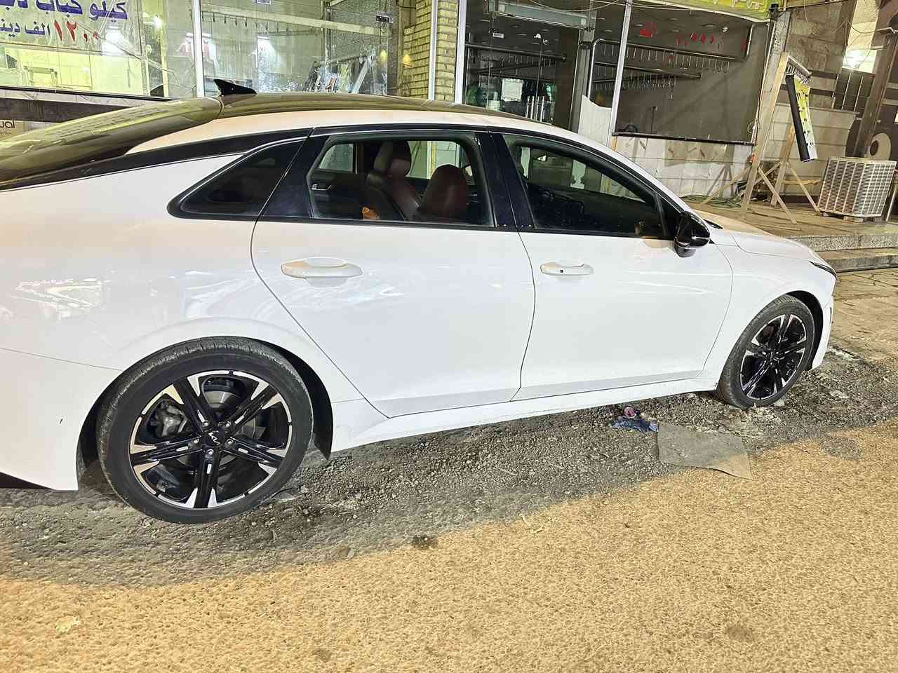 السلام عليكم 
…..للبيع….
Kia k5 2022 Gt-Line 1600 turbo 
اللون ابيض رقم اربيل 
محرك 1600 توربو 
المسافة المقطوعة : 79,000-80,000 km
صور الحادث موجودة بالمنشور
المواصفات :
* رادارات 360 
* رادار تفاعلي
* رادار نقطة عمياء 
* اشارة بالمري
* كشنات جلد احمر 
* تدفئة كشنات امامية 
* كرسي سائق كهرباء 
* بانوراما 
* 4 انظمة قيادة
* زينون ثلاثي العدسة
* سياقة شبه ذاتية 
* نظام تنبيه السائق و وقوف تلقائي 
* اوتو هولد 
* بصمة ابواب و جنطة 
* تشغيل عن بعد 
* ترحيب عند الدخول

مكان السيارة بغداد / الكرخ / القادسية 
السعر / 165 ورقة و بيهة مجال بسيط


**إذا كنت صاحب هذا الإعلان وتريد حذفه لأي سبب، رجاءا أرسل رسالة إلى الدعم الفني**