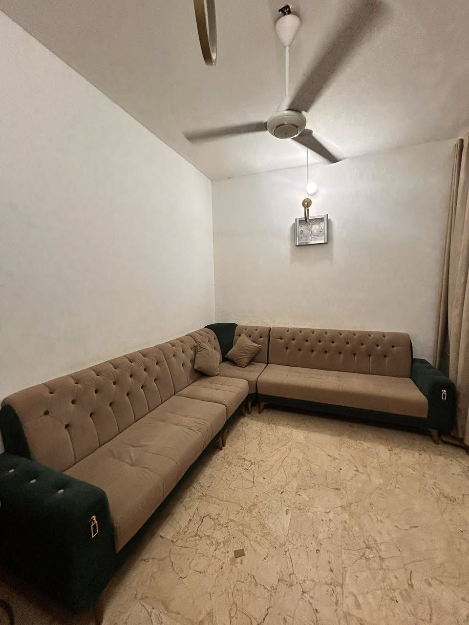 سلام عليكم
هذه الاثات للبيع كله مرتب 
التخم اشتريته بمليون ونص اريد أبيعه ب٥٠٠ والله شاهد شغل درجه اولى
والديوان اشتغلته تفصال بشارع المغرب بوقتها ب٧٠٠ اريده ب٢٠٠ كلشي مابي 
الغرفه البيضه اشتريتها بمليون و٦٠٠ اريدها ب٥٠٠
والغرفه السوده اشتريتها ب٦٠٠ أريدها ب٢٠٠
الي يريد يستفسر ***********
