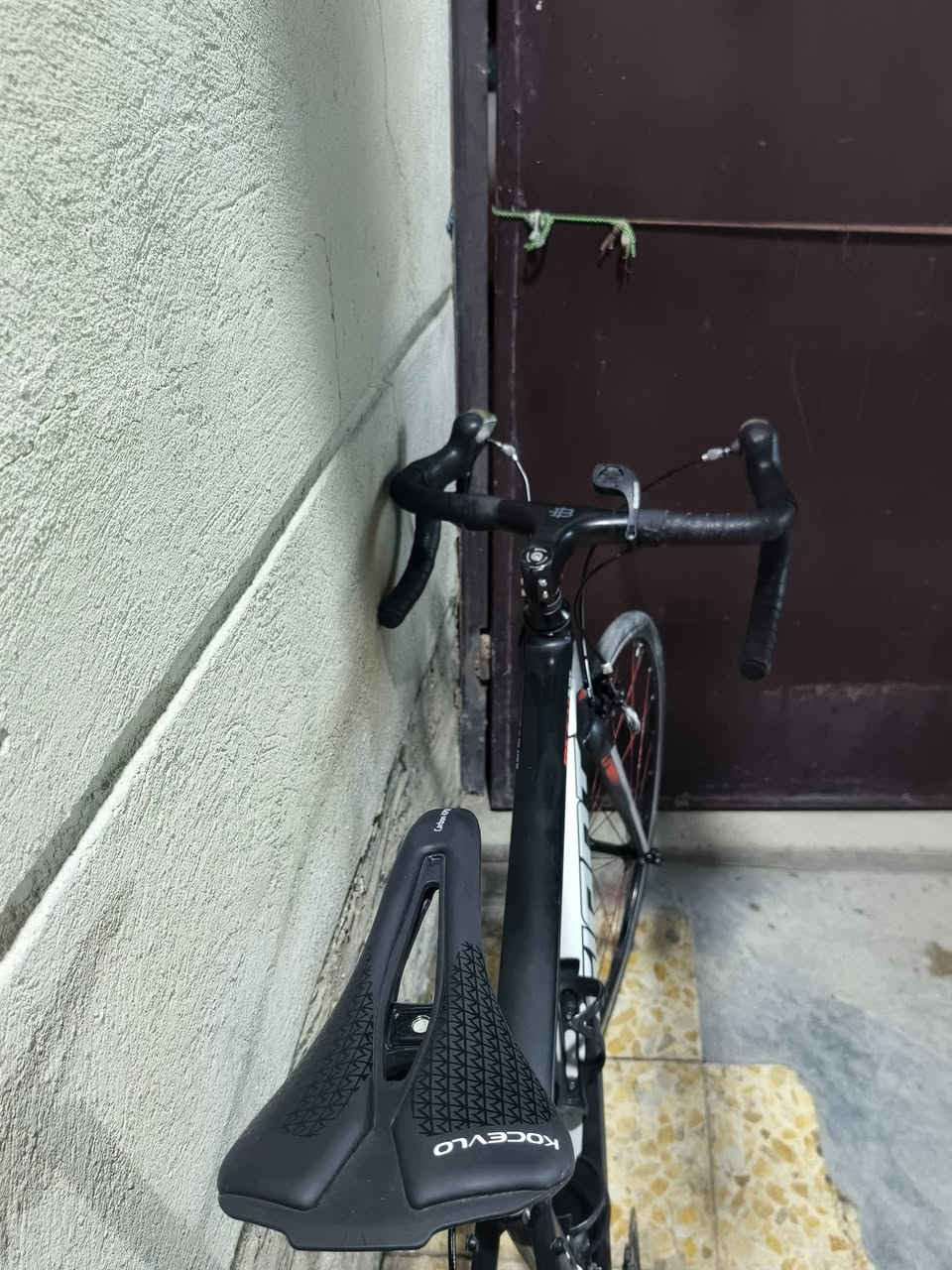 🚲 دراجة رود Giant TCR ALUXX للبيع
​دراجة احترافية، سريعة جداً وذات أداء عالي، مجهزة بإضافات ممتازة ومستعدة للسباقات أو التمرين اليومي.
​📋 المواصفات الفنية:
​الهيكل (الفريم): ألمنيوم خفيف ومتين جداً من فئة Giant TCR ALUXX الشهيرة.
​الفورك (الشوكة الأمامية): كاربون لتخفيف الوزن وامتصاص الصدمات.
​السيرج (مقعد الدراجة): كاربون (Carbon Seatpost) الأصلي، يوفر مرونة وراحة عالية بالمسافات الطويلة.
​الستيرنج (المقود): ترقية إلى كاربون (Carbon Handlebar) لتقليل الوزن واهتزازات الطريق باليدين.
​الويلات (الرنجات): طقم ويل سيت احترافي غني عن التعريف Fulcrum Racing Zero (2-Way Fit) مع الأشعة (السيم) باللون الأحمر الرياضي المميز (خفيفة جداً وسريعة بالدوران).
​مجموعة السرعات والتحكم (السيستم): نظام شيمانو (Shimano) الأصلي المتكامل (لويل بريك Rim Brakes).
​السرج (الكشن): مريح ومصمم للمسافات الطويلة.الدراجة نظيفة جداً، مجهزة بملحقات كاربون لتقليل الوزن الإجمالي، والويلات الـ Fulcrum تعطيها تسارع ممتاز وثبات عالي على المنعطفات. جاهزة للاستخدام مباشرة بدون الحاجة لأي سيرفس."*********** السعر 500
