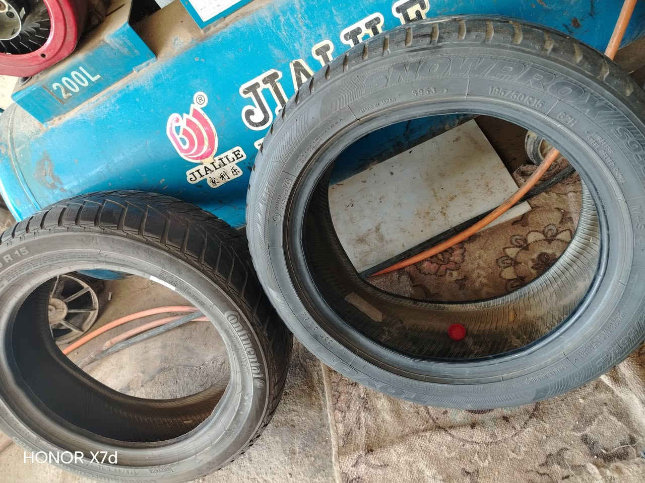 سلام عليكم اخوان متوفر تاير باله نضيف ومشروط وجوه السوك. قياس195/50R15. .سعر الزوج 40 مع الشد مكان نجف ***********
