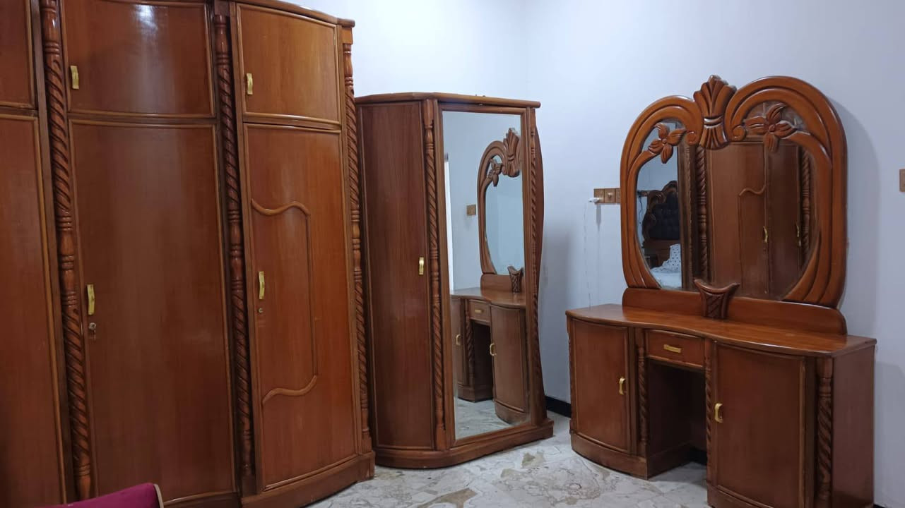 السلام عليكم غرفه اخشاب دنكة ثقيل تزكام للبيع السعر ب850وبي مجال مسوينهة بمليونين غرفه ثكيله  ***********
