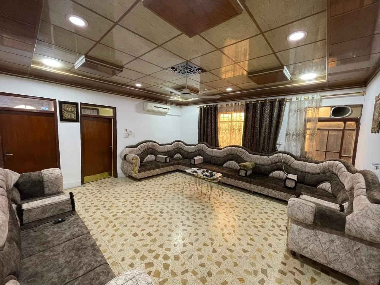 ⚜️مكتب البلديات للعقار⚜️
للبيع للبيع
دار سكني سند طابو في حي الحدباء قرب سايدين المضخة
المساحة ٢٤٠م واجهة ١٢م طابقين ، اتجاه شروق تام
ط١ غرفتين نوم وهول واستقبال ومطبخ مخزن وصحيات وكراج
ط٢  اربعة غرف نوم وهول وصحيات وبيتونة 
للإستفسار  الإتصال☎️ *********** ☎️ ***********
عنوان المكتب / الموصل حي المشراق فرع مطعم طماطة2
