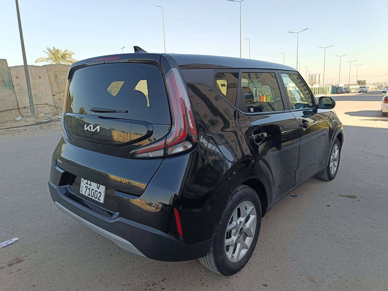 السلام عليكم 
عندي صول موديل ٢٠٢٣
محرك ٢٠٠٠ وارد امريكي
 لون اسود ماشيه ٤٢ ميل
 رقم بغداد انكليزي بأسمي 
اريد اراوسها بصول لون سلفر او ابيض نفس الموديل او احدث نتفق وانطي فرق . 
مكاني بغداد 
***********
