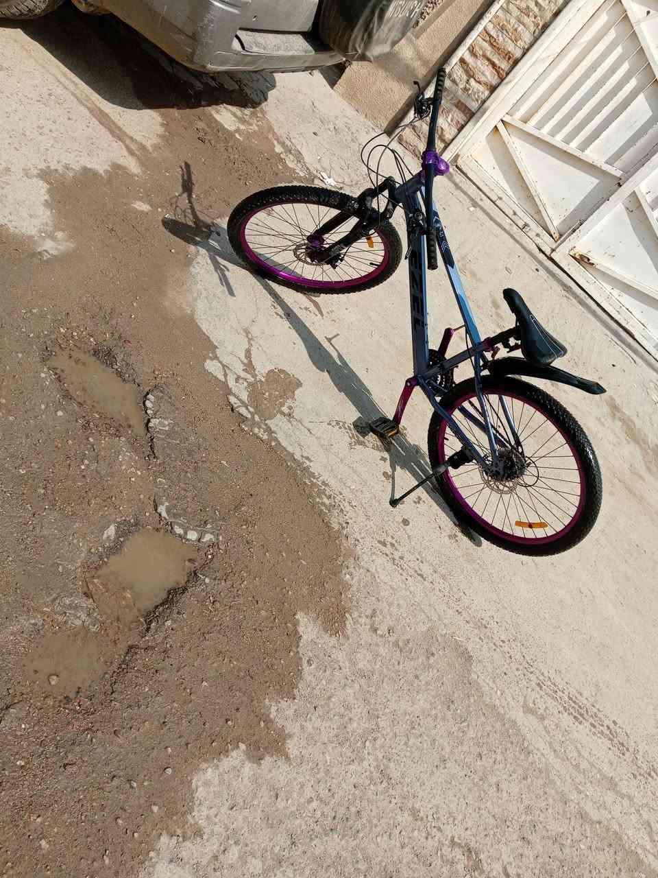 سلام وعليكم بايسكل للبيع تايرات جددد بريكات شغلات سعر 70 وبي مجال ***********
