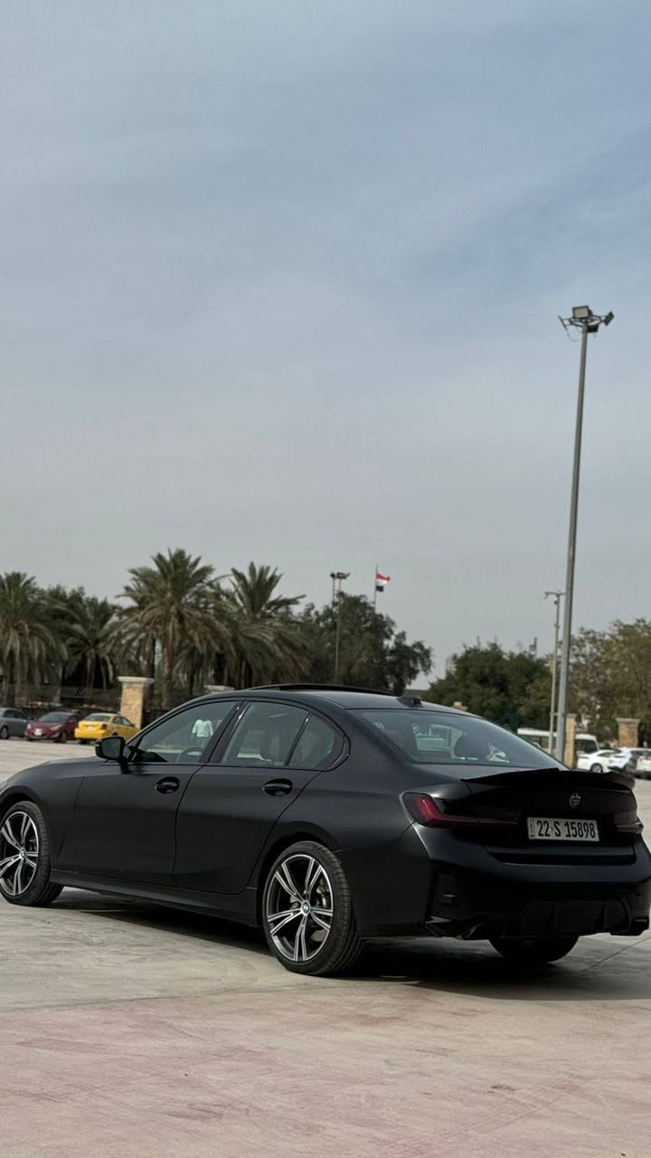 سلام عليكم  BMW 330i 2024 2.0 للبيع
للاستفسار خاص ☄️
​المحرك: 4 سلندر بسعة 2.0 لتر (TwinPower Turbo).
​القوة الحصانية: 255 حصان.🔥✨
گير اوتوماتيك ZF من 8 نمر (مع شفتات تحكم بالستيرن).
​نظام الدفع (xDrive): دفع رباعي 4⃣💥
​التسارع: من 0 إلى 100 كم/ساعة.. 5.4 ثانية.🛑
​2. تصميم الخارجي (فول مواصفات M Sport)📣
​
رادارات امامي خلفي جانبي 360° 💯💯
​الإضاءة: مصابيح أمامية ادابتف لايت ونظام التحكم التلقائي بالضوء العالي.
​العجلات: وياله رياضية قياس ١٨"
فتحة سقف
​3.
​الشاشات:  شاشة عدادات حجم 12.3 بوصة متصلة وسطية بحجم 14.9 بوصة 📸🔋
​المقاعد: مقاعد رياضية جلد تحكم كهربائي كامل ذاكرة خزن وضعيات القيادة مقاعد تدفئة ✨☄️
​عرض المعلومات (Head-Up Display) بروجكتر على الزجاج الأمامي يعرض السرعة، الإشارات المرورية، الخرائط.🗺️
​الإضاءة الداخلية: إضاءة المحيطية (Ambient Lighting) ألوان متعددة ✨
​التكييف: تكييف أوتوماتيكي ثلاثي ( للسائق، والراكب الأمامي، والمقاعد الخلفية).☯️❤‍🔥
​4. أنظمة الأمان ومساعدة السائق (Driving Assistance)
التنبيه عند الخروج من المسار مع توجيه ذكي للمقود.💥
​كاميرة خلفية .✨☄️
بسعر (295 ورقة)💲🔥
***********: 📞💯
