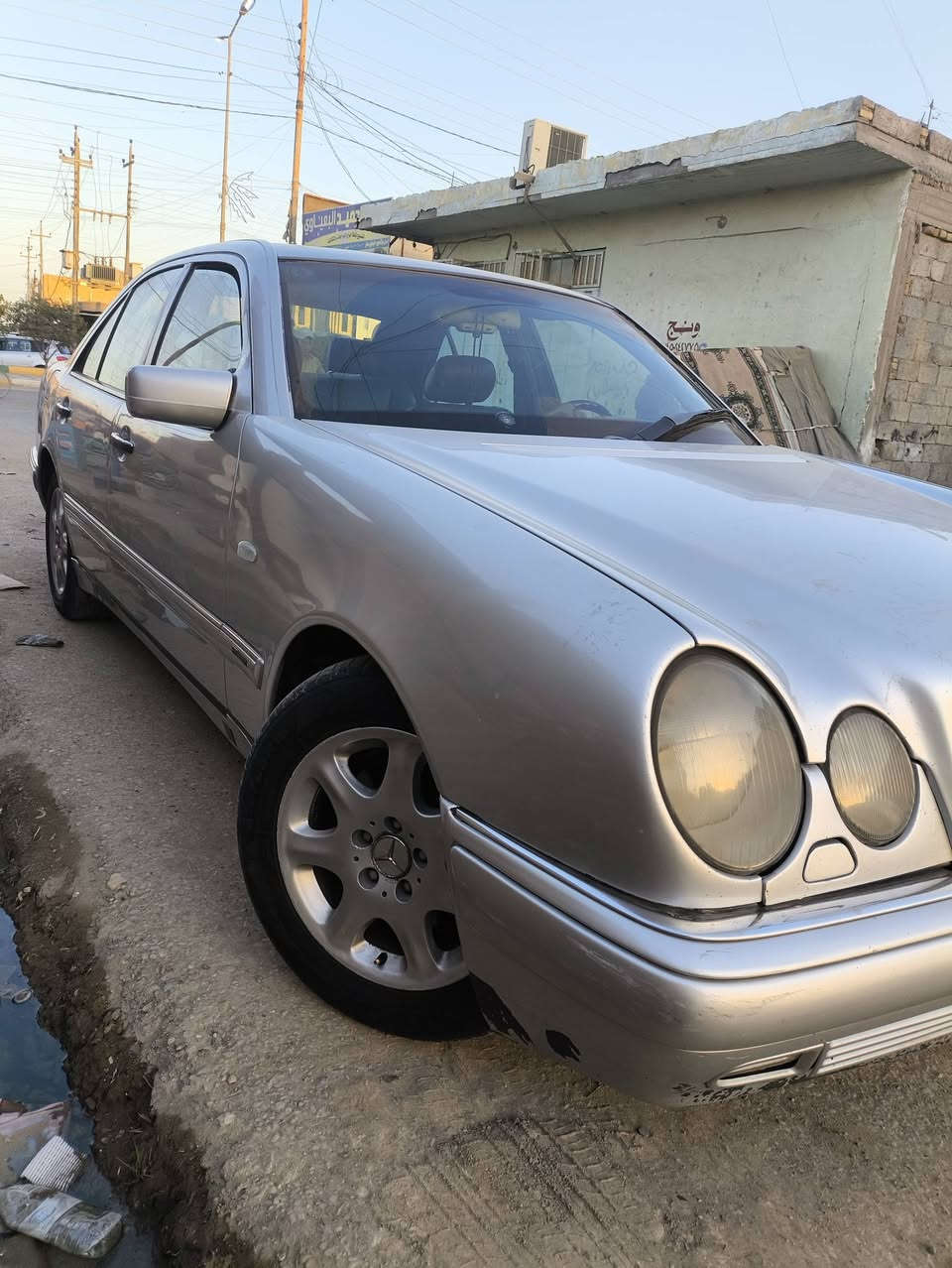 سلام عليكم 
للبيع فقط مارسدس ام عيون موديل 98 فئة افنكارد
السياره بلاديه
فول مواصفات
فتحه +برده خلفيه + جام كهربائي اوتو لايت المكينه خراطيم 3000 لا تنقص ولا تبخر تخم تاير جديد صار شهر من شديته 
رقمها ذي قار انكليزي 
سنويه لغاية 2030 شهر الخامس 
السعر 90 ومجال قليل 
العنوان ذي قار قضاء الرفاعي 
***********
