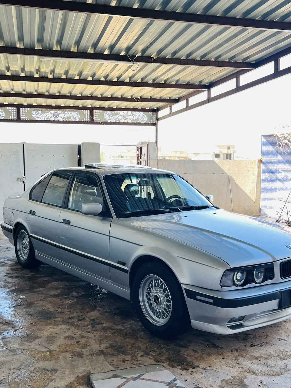 BMW 1991 525Ai
فول مواصفات 
سلايد ته بريت
چوار جام كارابي
لايت ئلقه پئش گه وره 
ده عامي M
سبوغ عامه لؤجواني 
جه مپه كي پشتي هه يه 
پئشي كه پسه 
ته خم پئشي هه موي تازه گؤريه 
10وه ره قه ونيو غرامه ي له سه ره 
دواي معامه له ده تده مه وه
ته عويل وه كاله به شه رت 
گئرو مه كينه به شه رت 
***********
