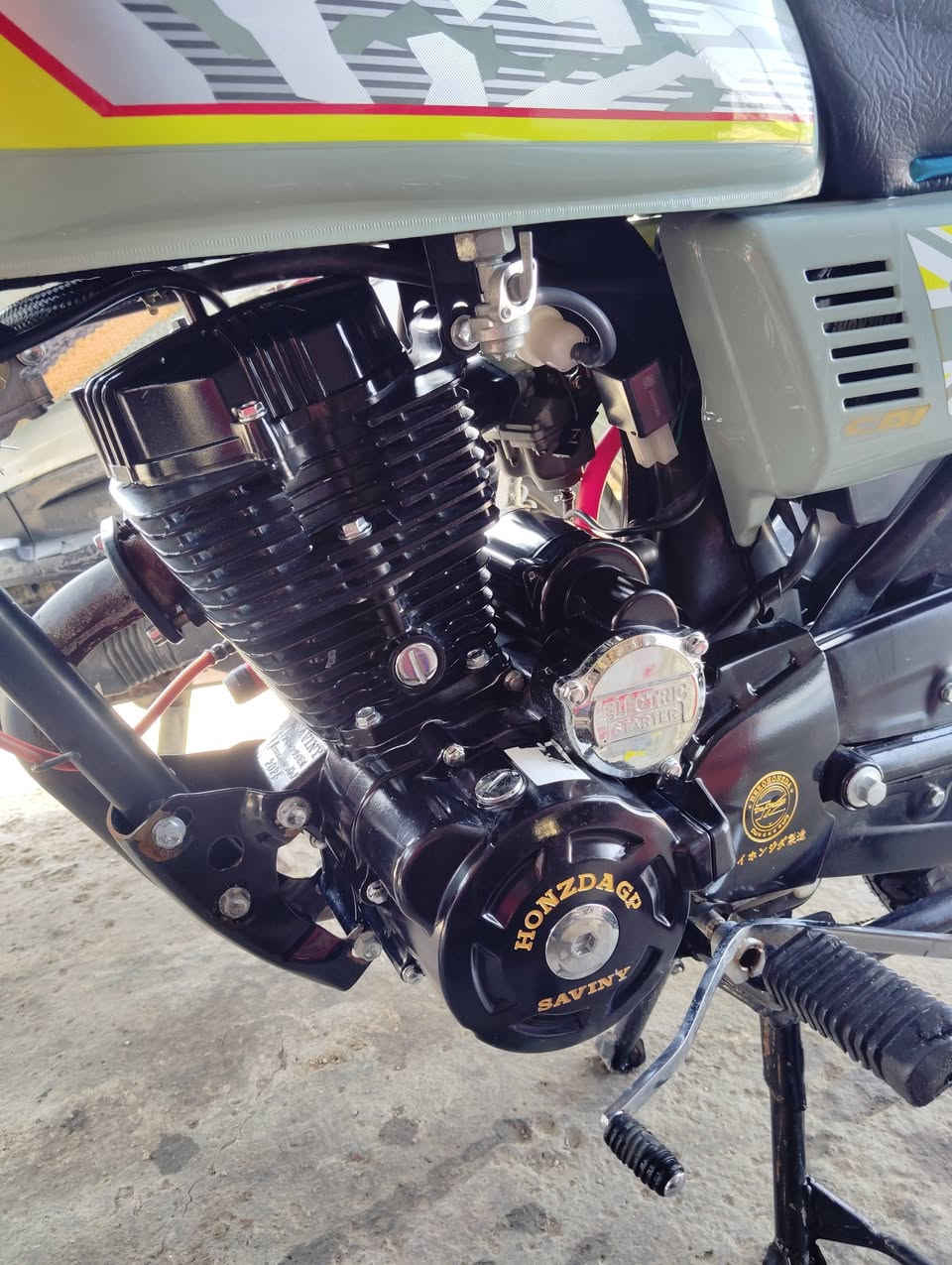 السلام عليكم سيفان للبيع موديل 25 مكينه 200 اوراق سكنر السعر 750 او بيها مجال مكاني بابل حي الجزائر للاستفسار ***********
