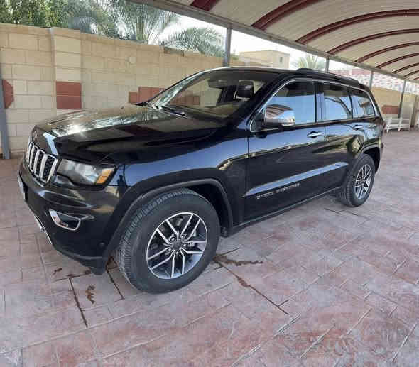 السلام عليكم 
جيب كراند شيروكي ثمانينية 2021
لمتدد 3.6L V6 امريكية 
رقم سليمانية بأسمي رقم جديد وسنوية وهزة جدد
حادثها جاملغ وبنيد مبدلات بلادي نفس اللون بدون لغد بدون شاصي بيها ايرباك دشبول ودركة راجع سستم  بلادي 
ماشية 89 الف ميل  
المواصفات : 
- نقطة عمياء 
- كشنات جلد 
- كشنات الاماميه كهرباء 
-كشنات تدفئه وتبريد 
- خزن ميموري 
- تدفئة استيرن 
- بانوراما 
- شاشه كبيره 8.4 انج 
- نظام GPS 
- كشافات ضباب
- تشغيل عن بعد 
- صندوق كهربائي 
- حساسات امامي خلفي 
- كامرة خلفيه 
- محدد سرعة
 - نظام اوتو ستارت
- نظام بريك اوتو  
السيارة جاهزة ومابيها اي نقص
مكاني بغداد الغدير ساحة ميسلون 
رايدها 253 ورقة 
متواجد واتساب ***********
