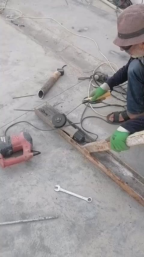 السلام عليكم مولده للبيع سعرها ١٤٠ الف شراي هذا رقمي *********** تحياتي للجميع
