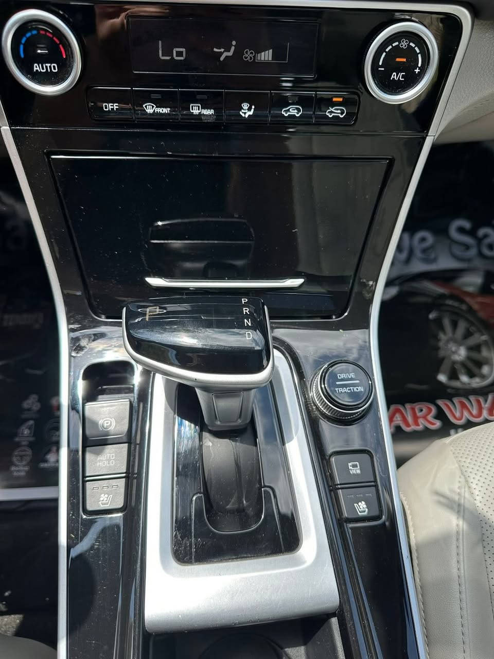 السلام عليكم للبيع سيلتوس كيا  خليجي موديل ٢٠٢٤ وكالة نم رقم اربيل الجديد 
مواصفات فول بانوراما بصمة تشغيل وابواب حساسات كشنات جلد وكهرباء تبريد بالكشنات هاند بريك دگمة نزول منحدرات لايت ماطور يصعد وينزل مري شفط انارة خارجيه وداخليه ترحيب عدادات ديجيتال شاشة متصله وكامره والداخل لونين
سيارة جديده وماشيه ٣٧ الف كيلو المحرك دوش ١٥٠٠ دبل نوزل كلش نشط واقتصادي جدا
بيها باب السايق يطلع بالسونار صبغ شركة دبل كود وبيها بارد بالجنطة فقط
للاتصال *********** او ***********
السعر ١٨٠ ومجال للتفاوض
