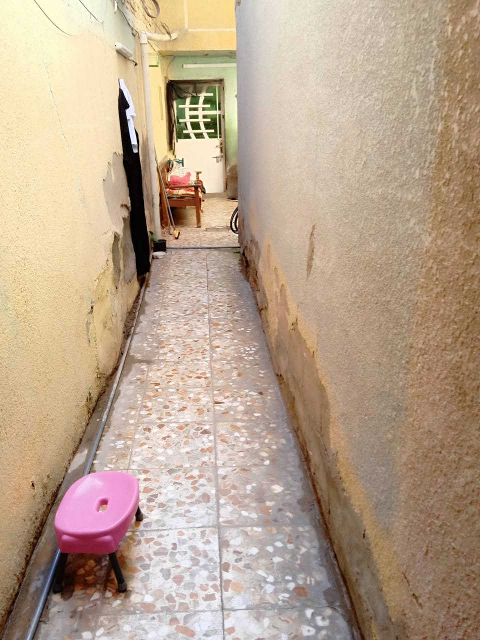 للبيع نص قطعه خلفيه عكاده بجوادر قطاع ٣٨قريبه على الشارع العام غرفتين وملحقاته السعر66 وبيه مجال هاتف ***********
