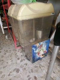 ماكنة شربت هوسك مستعملة للبيع، تناسب استخدام المحلات أو المناسبات. بسي...