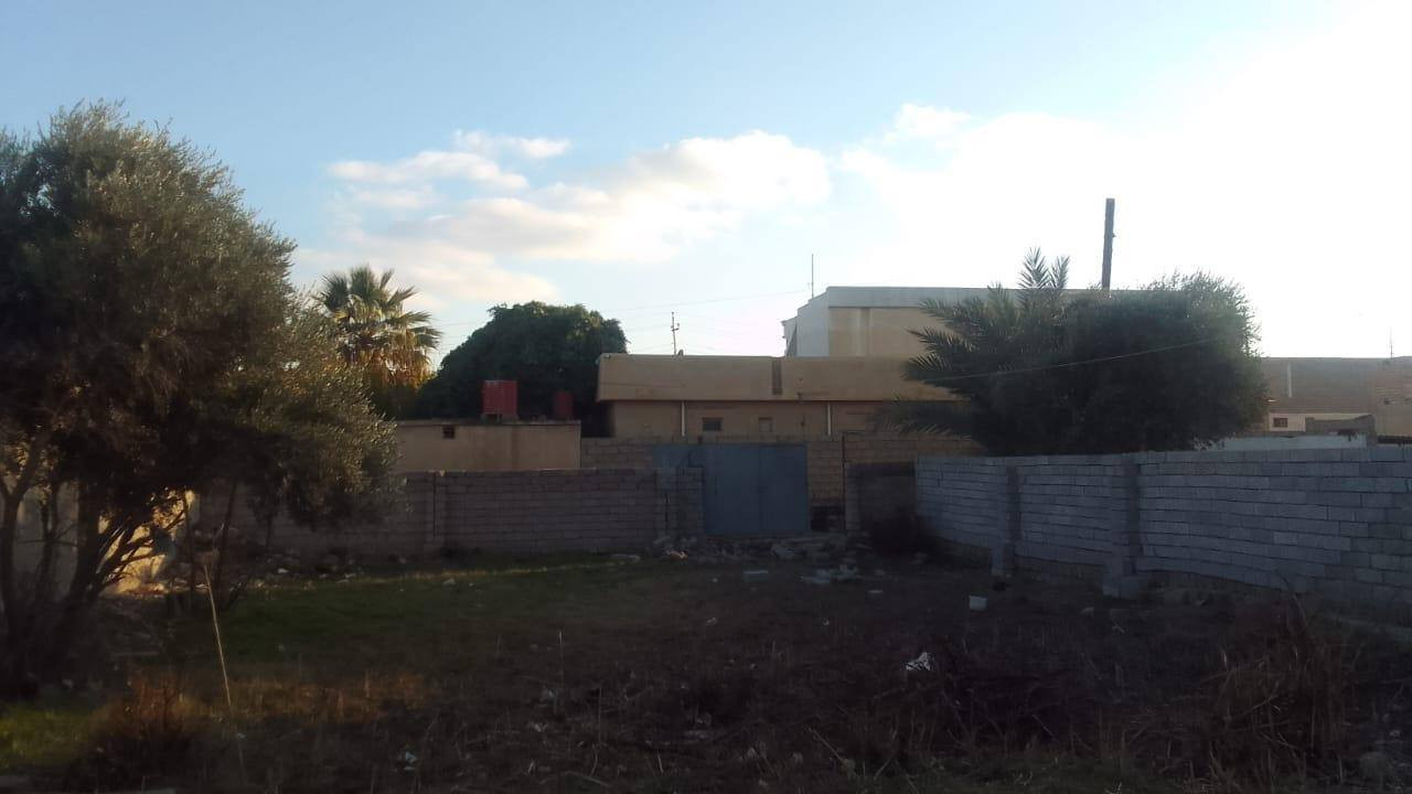 السلام عليكم
بيت للبيع 
الموقع بين كلية التربية والحي الصناعي وقريب على بستان الشيوخ والسوك وقرب الدور المحلية الي مقابل الاطفاء وعلى الشارع العام 
يقع على شارعين رئيسية 
البيت يتكون من ثلاث غرف وربعة وهول وموزع ومطبخ وصحيات كاملة داخلية 
المساحة 600 متر. متكون من قطعتين 
القطعة الاولى 300 متر سندي رسمي 
القطعة الثانية 300 متر سند بلدية وتكدر تسجلها بأسمك لانها محجوزة لنا
السعر 58 مليون وبيها مجال بسيط
للاستفسار اكثر الاتصال بالرقم 
***********
