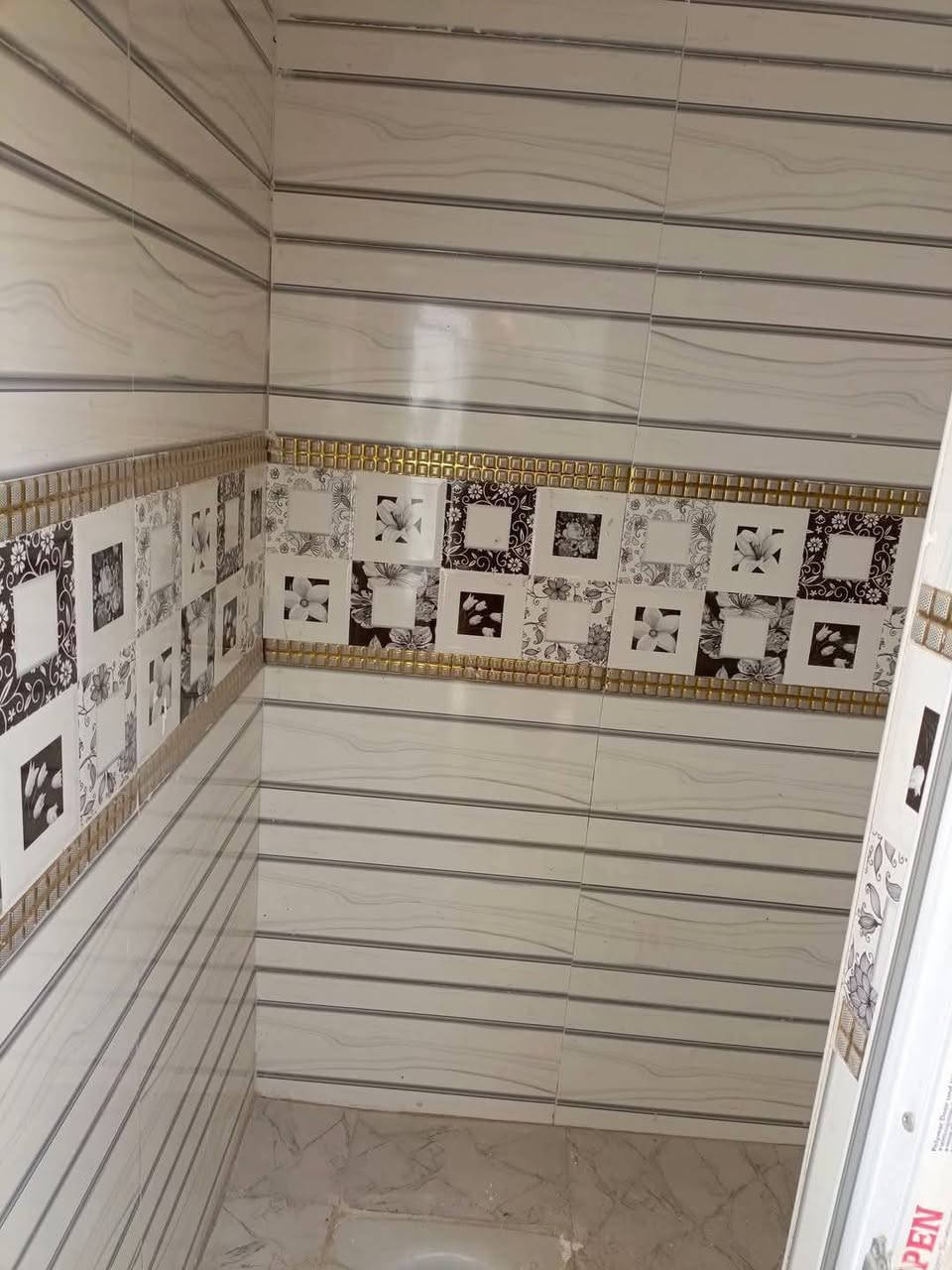 بيت للبيع المساحة 100م 

طابق واحد غرفة وصاله ومطبخ وستقبال وصحيات 

المكان حي اور الثانيه على ساحه موقع مميز 

السعر 140 وبي مجال بسيط 

***********
***********
