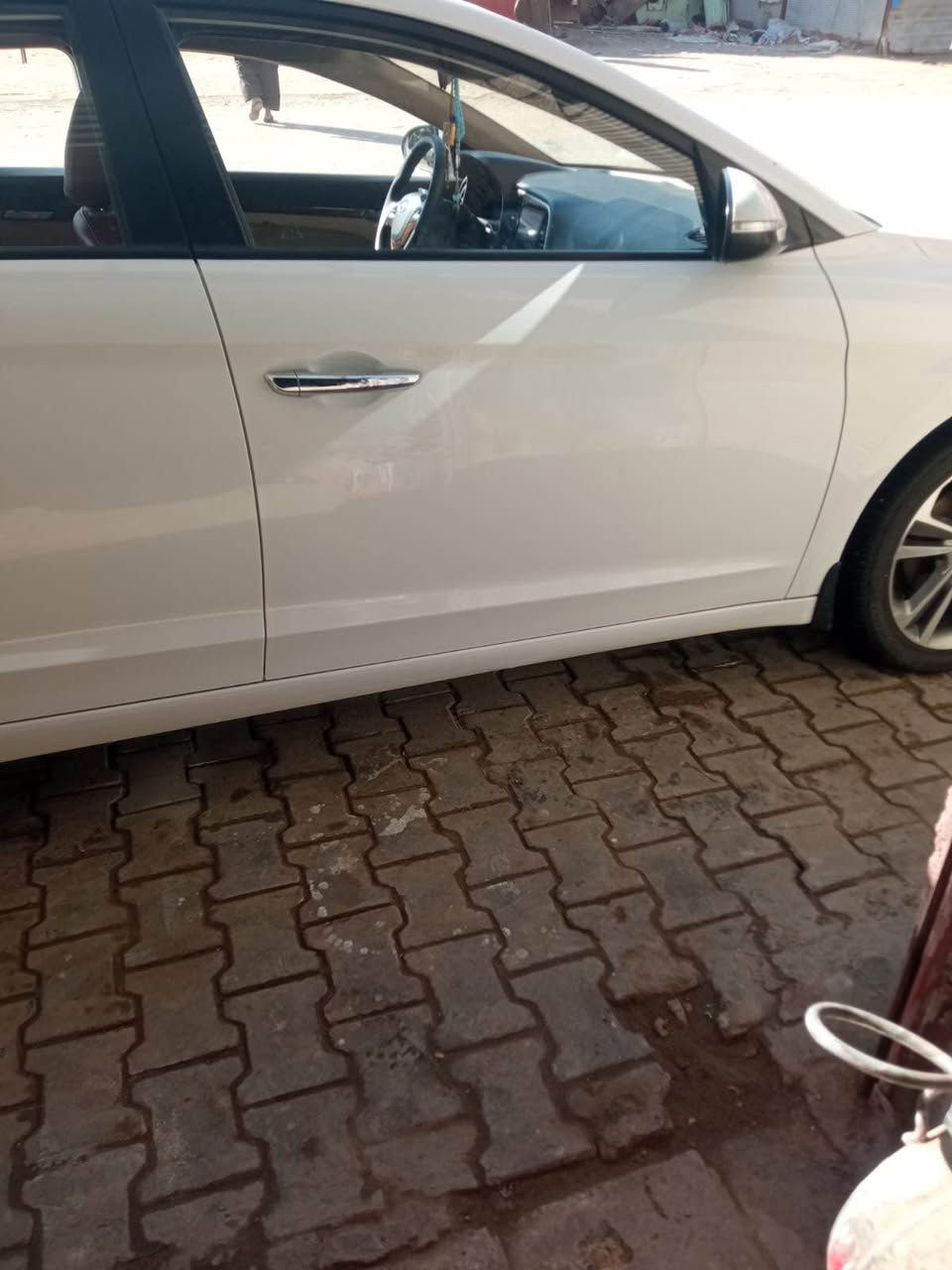 سلام عليكم  
النترا سوبر خليجي موديل /2019  محرك/2000/ كلشي بيه على وضع الشركة كفالة عامه من البارد والصبغ 
🌺ELANTRA 🌹Super 🌺
لون ابيض / 🤍2019
رقم بغداد دولي الجديد تحويل  بنفس الوقت ؟ سيارة بأسمي
فول مواصفات عدا البصمه   
كشنات جلد 
سلايد روف 
لد نهاري 
ويل كب عدد / 5  
كروز سرعه 
قطعتين تبريد امامي وخلفي 
كامره خلفيه دواره + كامره اماميه  
تحكم ستيرن جهتين 
مدخل (USB / AUX)
اشاير بالمري 
مري قابله للطي اوتو و شفط AUTO
الاوامر الصوتية انفنتي 
شاشة حجم كبير 
يدات ابواب المنيوم 
دسك عدد / 4 
محرك 2000 دوش سوبر خليجي 
حساس خلفي بلادي + حساس امامي بلادي 
3 انظمه قياده
( نورمال / ايكو / سبورت
تخم تاير جديد كوري 
كير محرك تبريد صدر حداديه كفاله عامه جديده جداً  مكفوله من جميع النواحي مابيه نقص ابد  و على الفحص 
مكفوله كفاله عامة 
السعر/164
تواصل على هذا الرقم /*********** النجف, العراق
