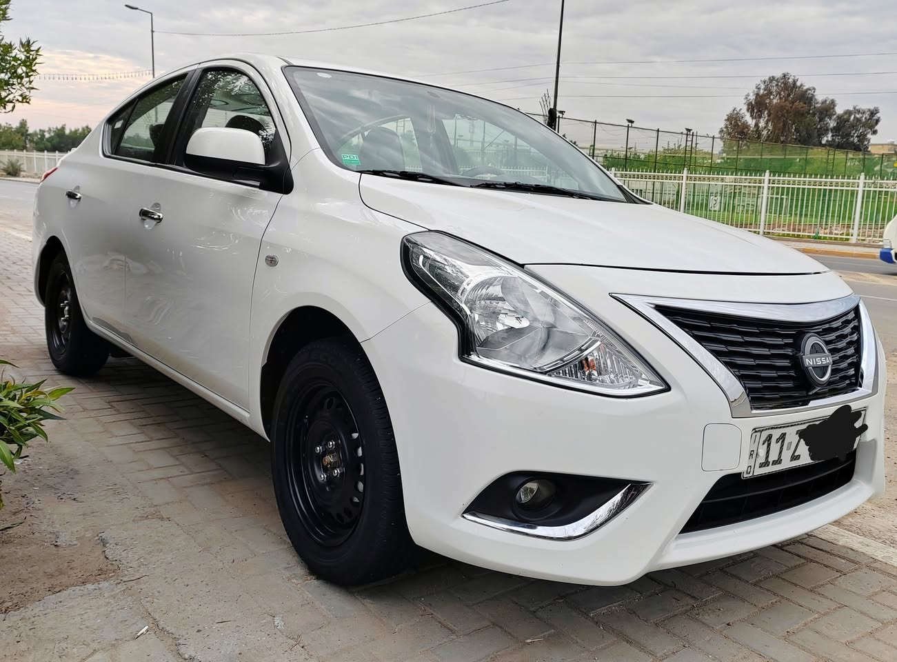 السلام عليكم، نيسان صني هندي موديل 2024، رقم بغداد، ضمان شركة 3 سنوات أو 100 ألف كيلومتر. السيارة ماشية 12 ألف كيلومتر، بحالة الزيرو وعلى وضع الشركة. دواخلها عامة، أرضية وجنطة وسقف، والإطار الاحتياطي لم يُستخدم. السيارة باسمي، تحويل مباشر وكفالة عامة. لا يوجد بها أي تبديل سوى باب السائق بسبب خدش، والباب القديم موجود وتستطيع أخذه مع السيارة. تم تبديل الزيت مرتين في الشركة ضمن الضمان. العنوان: بغداد، الشعلة، الرحمانية. السعر 133 وبها مجال بسيط. رقم ***********
