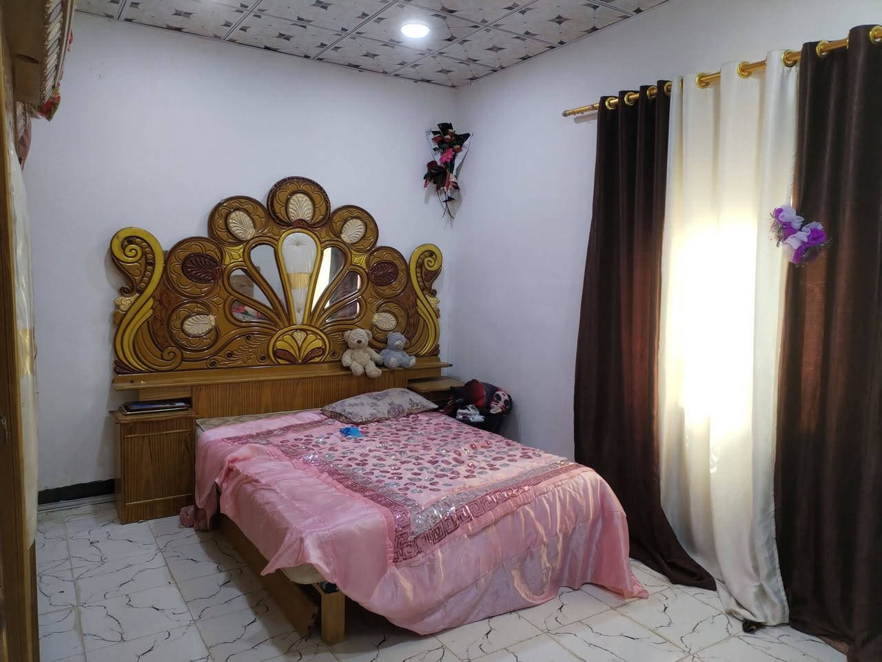 يالله) بيت للبيع جاهز مجهز سيراميك بورسلين مساحة البيت 115 متر يتكون لبيت من غرفة نوم كبيره وصاله ومطبخ وصحيات وطارمة كبيره ماء وكهرباء وتبليط لباب لبيت يعني جميع الخدمات متوفره البيت يصلح سكن او حسينيه العنوان كربلاء طريق نجف كربلاء عمود 900 الشارع زوار كلش قريب علي للأستفسار ***********
