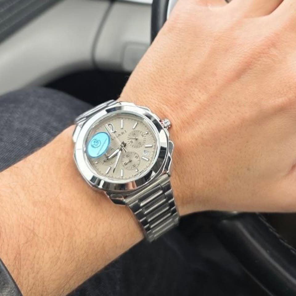 دكّة الساعچيـي ⌚️
.
BVLGARI Octo Roma Chronograph 🏛️
من قلب روما — لمعصمك.
لما بنى الرومان معابدهم، اختاروا الشكل الثماني
لأنه يجمع القوة والجمال معاً.
BVLGARI أخذ نفس الفلسفة — وصنع ساعة.
🟤 Brown — لصاحب الطابع الدافئ المميز 
🥈 Silver — للنظافة والرقي الهادئ
✦ هيكل 42mm ستانلس ستيل — لمعة وميت
✦ زجاج سفير من الأمام والخلف
✦ نقش Clous de Paris الماسي الأيقوني
✦ حركة داخلية BVL 399 أوتوماتيك
✦ مقاومة ماء 100 متر
✦ كرونوغراف ثلاثي العدادات
إيطاليا مو بس موضة — إيطاليا فن، تاريخ، وساعة على معصمك.🔥🔥
.
للحجز والاستفسار دايركت او على الواتساب 📲
يتوفر توصيل لجميع المحافظات 🚚
#العراق  #viral #reels #trending #luxury


**إذا كنت صاحب هذا الإعلان وتريد حذفه لأي سبب، رجاءا أرسل رسالة إلى الدعم الفني**