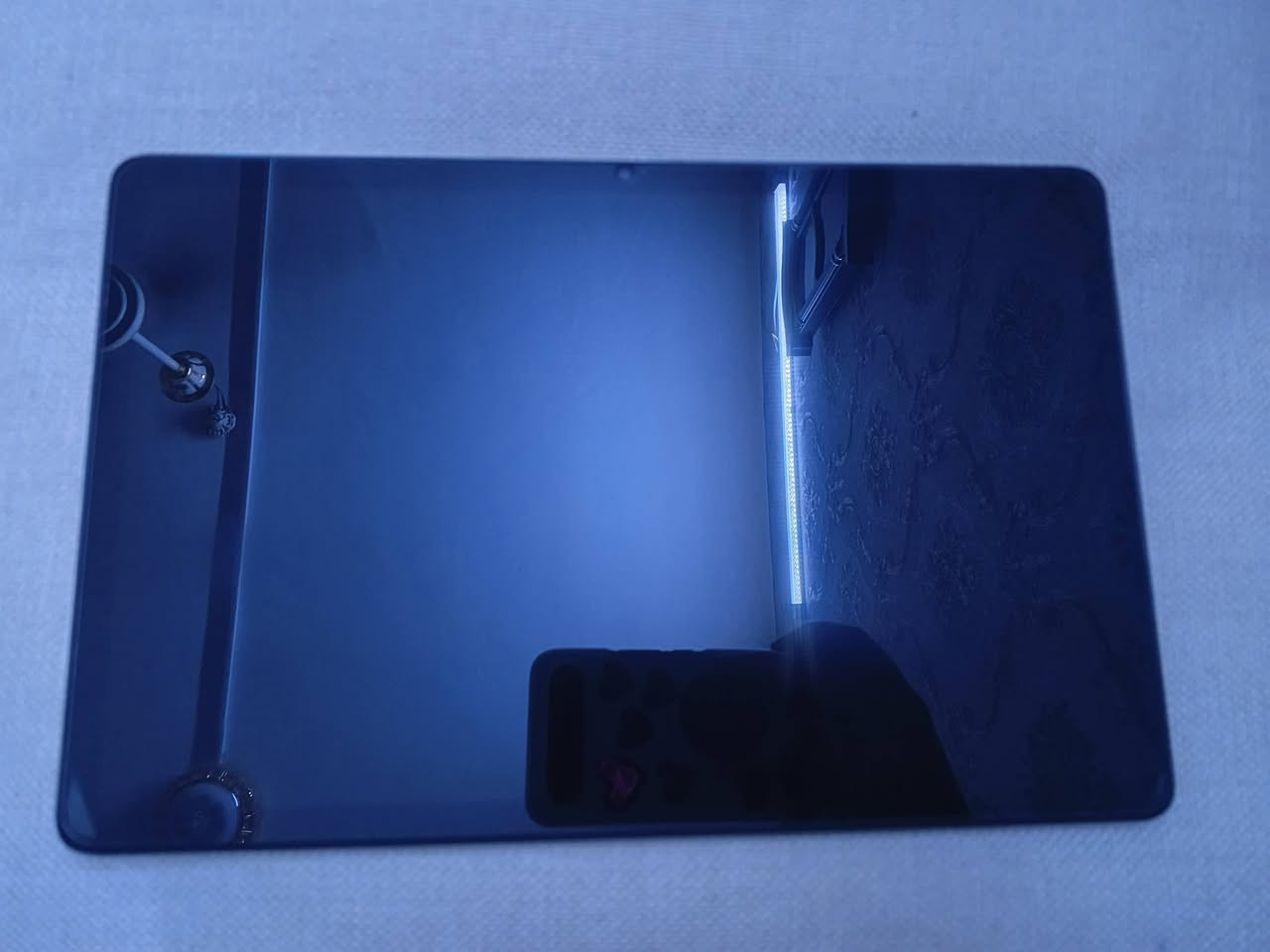 للبيع جهاز Redmi نظيف جداً وأخو الجديد، استخدام راقي ومكفول من أي عيب.
⚙️ المواصفات والمميزات:
​الذاكرة التخزينية: 256GB (مساحة ممتازة للألعاب والدراسة).
​الذاكرة العشوائية (الرام): 8GB (أداء سريع وسلس).
​اللون: رصاصي (Gray) أنيق جداً.
​صحة البطارية: الجهاز شبه جديد، عدد دورات الشحن 50 دورة فقط يعني البطارية بكامل كفاءتها وعمرها طويل.
​الضمان: الجهاز مكفول ونظيف تماماً.
​📦 الملحقات:
​الكارتون الأصلي موجود.
​الغراض والشاحن الأصلي كاملة وبحالة ممتازه


**إذا كنت صاحب هذا الإعلان وتريد حذفه لأي سبب، رجاءا أرسل رسالة إلى الدعم الفني**
