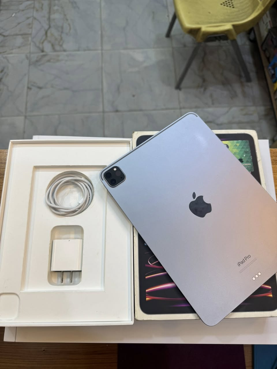ايباد 11 برو M2
ذاكرة 256
نضافة 100‎%‎
استخدام قليل 
كامل ملحقات الاصلية مال شركة 
السعر مناسب 
***********
العنوان القطاع شارع السوك مجاور عوينات الكرار 
مركز الشمس
