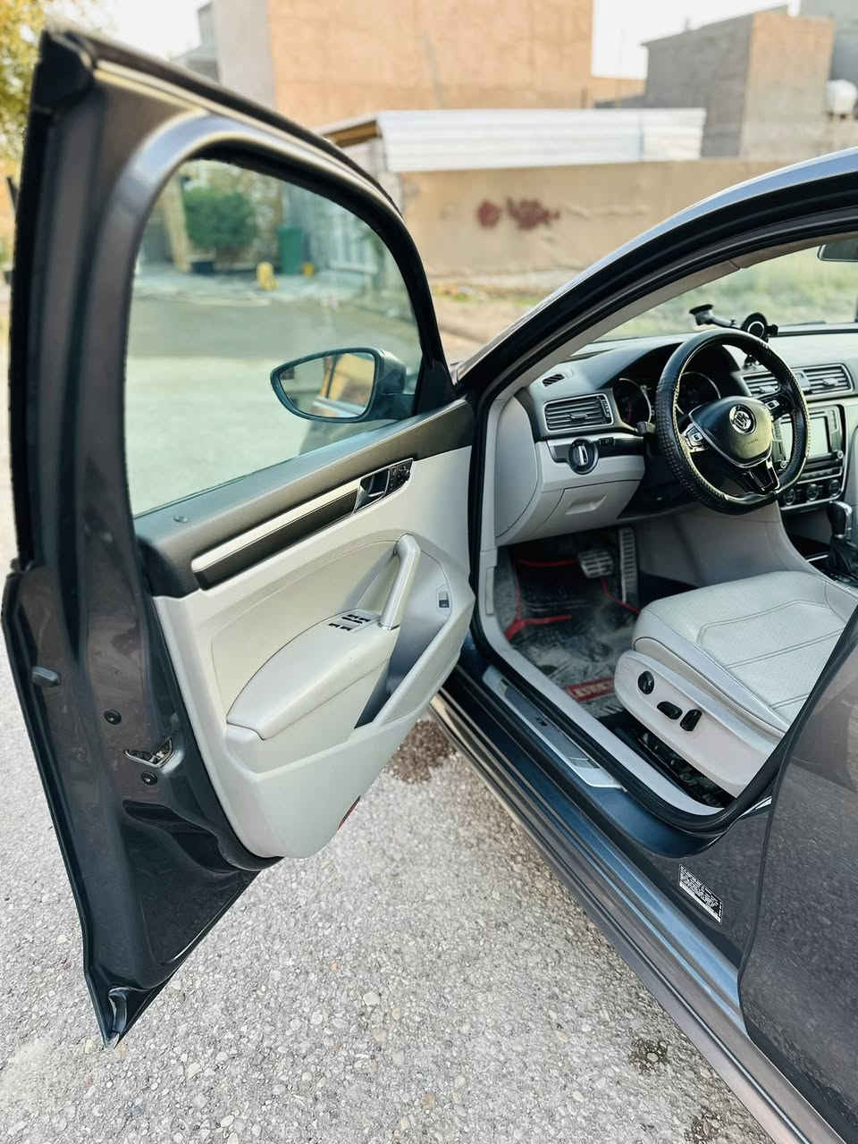 السلام عليكم من رخصة الادمن فولكسفاغن باسات 2018 RLien مواصفاتهة معروفه كشنات أمامية تدفئة تحكمات ستيرن 
حساسات خلفي أمامي
وبالمري الجانبي ايضا
مكينه وكير مكفول
حجم المكينة/2000 تيربو 
الصبغ اربع قطع 
ماشية 106 ميل
السعر/ 115 قابل للتفاوض
رقم الهاتف/***********
