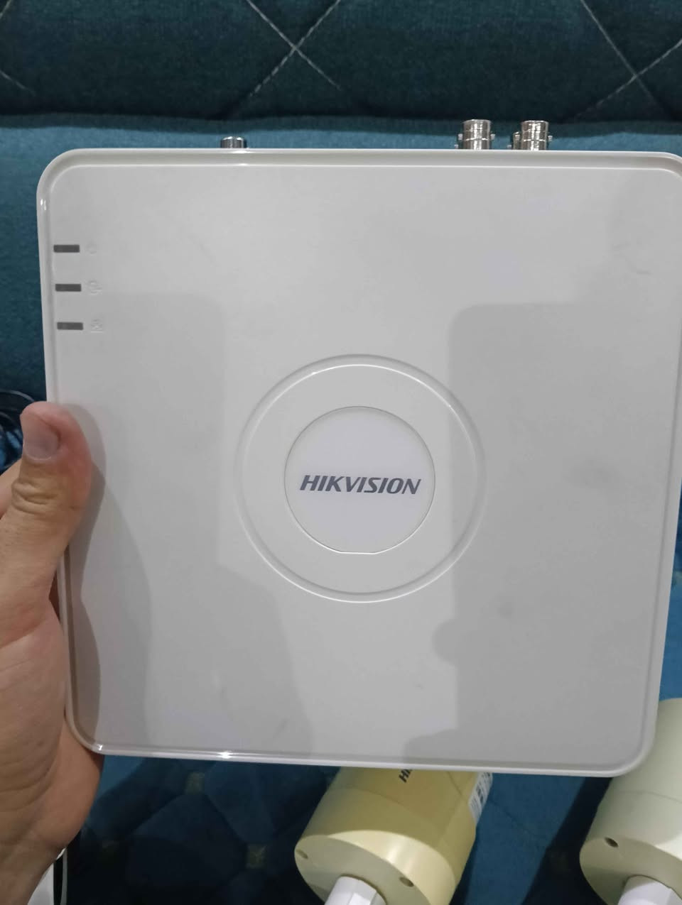 منظومة كاميرات مراقبة متكاملة انلوك مع هارد 1 تيرا
جهاز xvr 
اربع كاميرات
محولات
كيبلات 3
كيبل hd 
ماوس
بسعر 110 الف مكاني الدورة حي الصحة وعندي توصيل*********** بغداد, العراق
