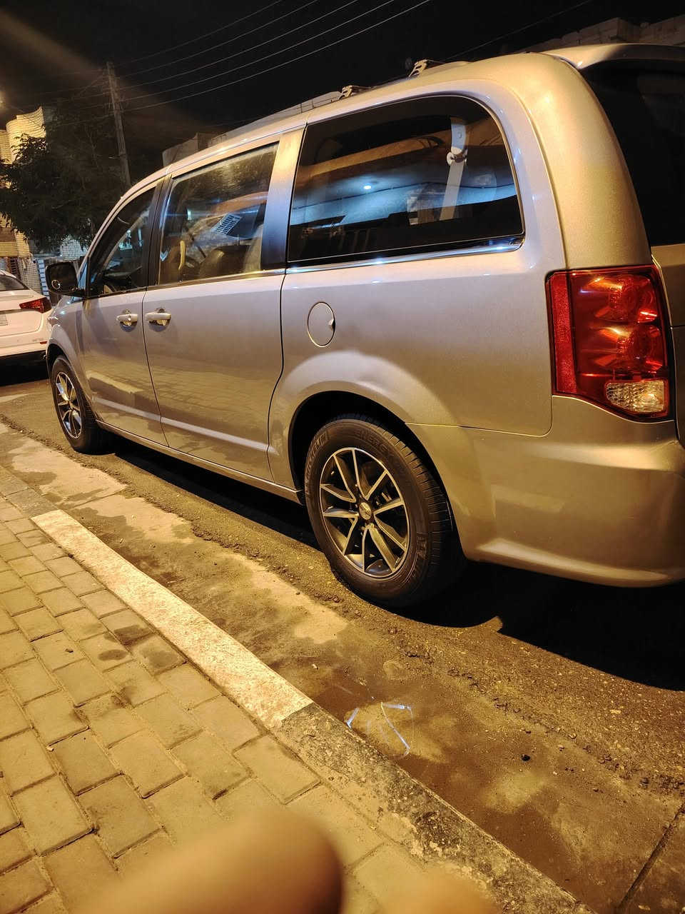 دوج كرفان موديل ٢٠١٩فول مواصفات رقم بغداد بسمي حادثها جاملغ خلفي ايرباك برده فقط سياره جاهزه كير محرك حداديه كل عل وضع الشركه ماشيه ٧٠ الف مكان السياره كربلاء للاتصال ***********
