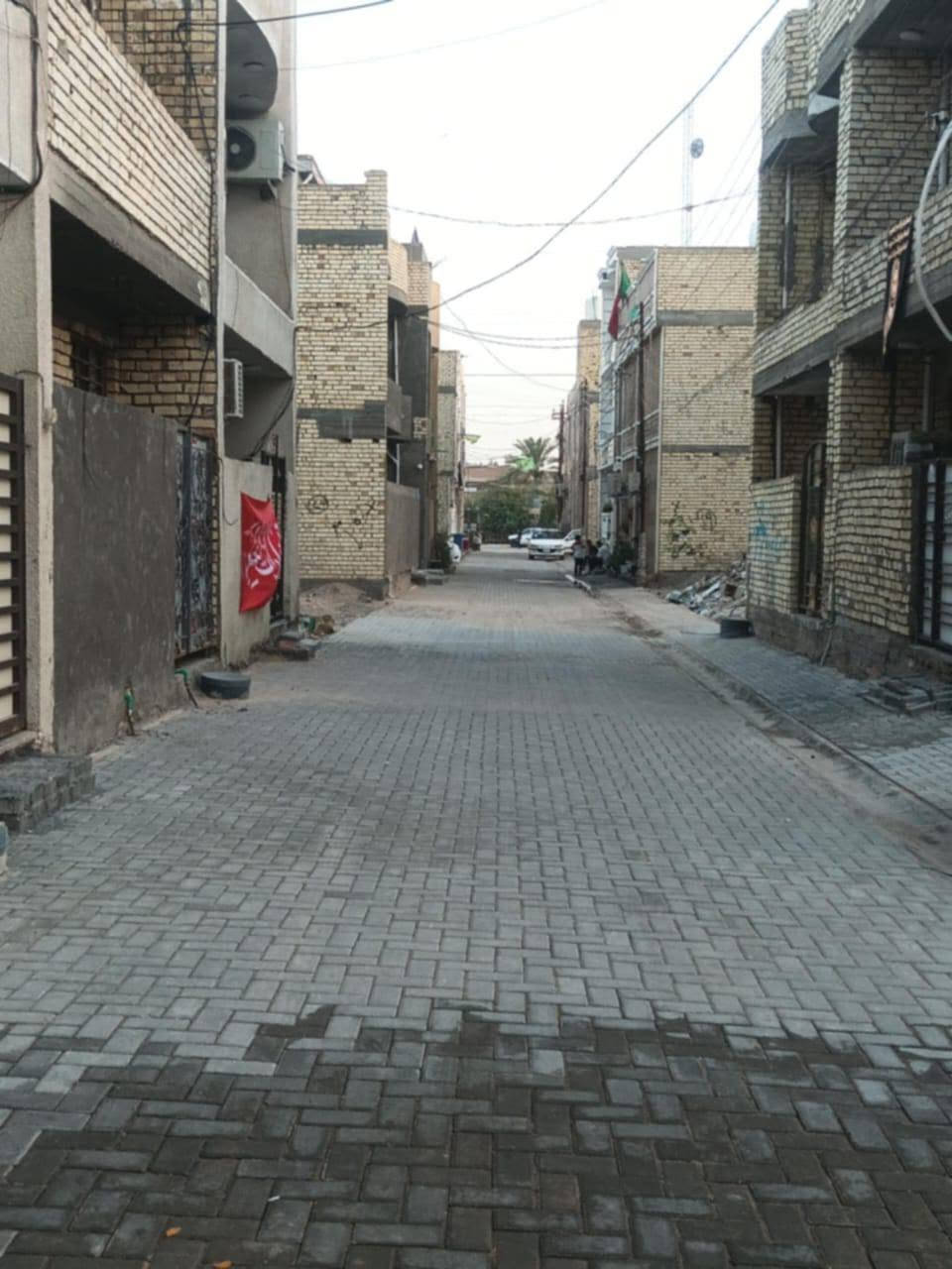 السلام عليكم دار هيكل 50م للبيع طابقين ونصف يحتوي على ثلاث غرف نوم ، استقبال ومطبخ 
موقع الدار: حي البساتين شارع احمد الوائلي او فرع عن الشارع 
للاستفسار الاتصال على الرقم ***********
