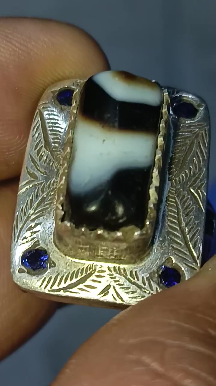 جزع بقري يماني قديم شكله 
صياغة يدويه مدينة صدر داخل 

***********
