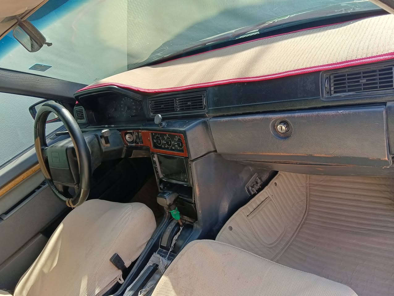 للبيع فالفو حجم 940 لون زيتوني رقم بغداد إنكليزي بسمي حداديه جديده هستوني سويتهه تخم تاير باتري جديد سياره جديده وبلاديه كلشي على البلادي سعر سياره 46 بيهه مجال قليل مكان سياره نجف حي المكرمه الاتصال ***********
