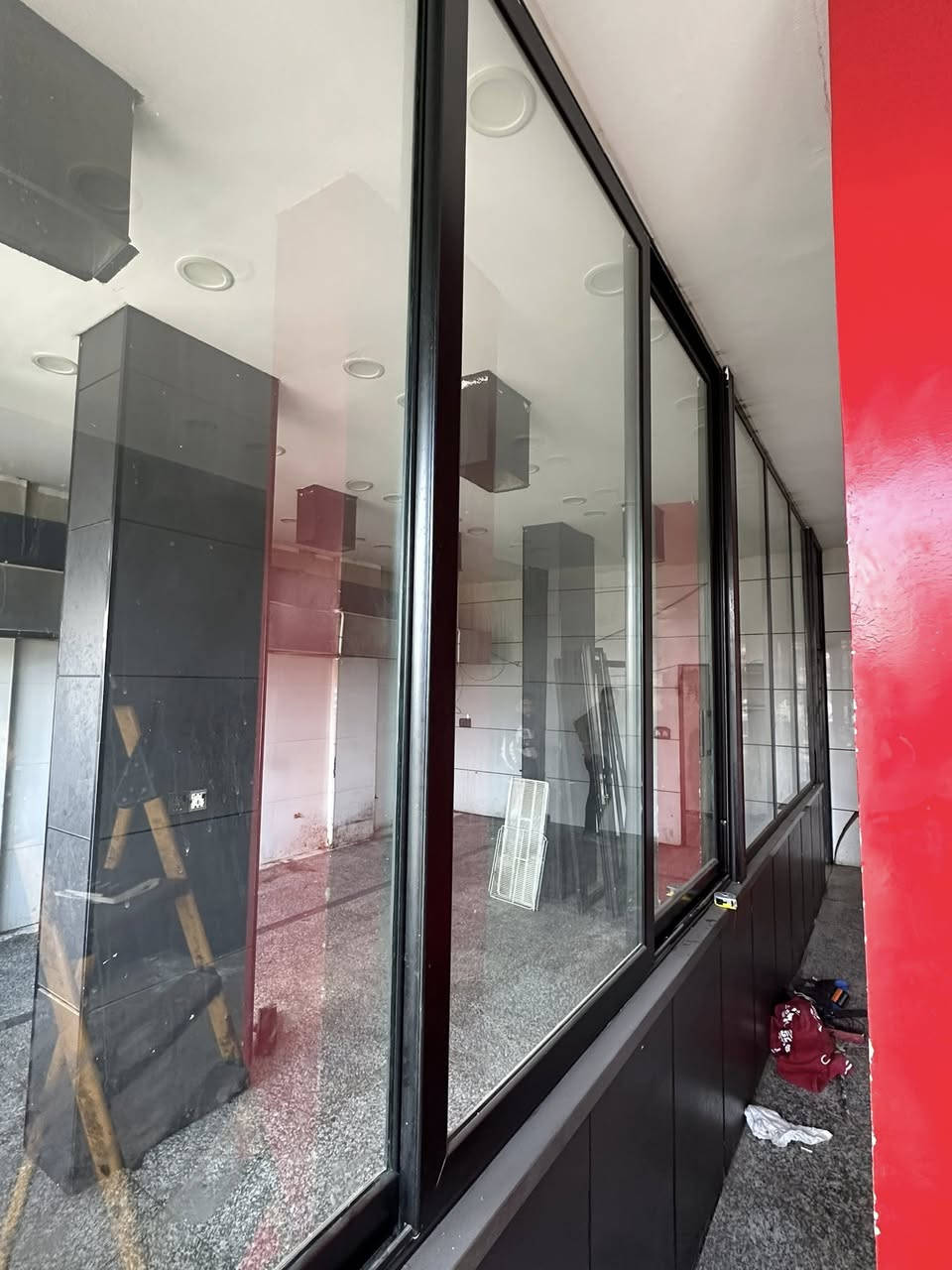 للبيع أبواب سلايت ألمنيوم مع جام
أبواب سلايت بحالة جيدة
إطارات ألمنيوم قوية
جام 6 ملم
الطول الكلي تقريبًا 20 متر
مناسبة للمحلات، واجهات، قواطع داخلية

السعر مناسب جداً 
المكان بغداد البلديات
للاستفسار ***********
