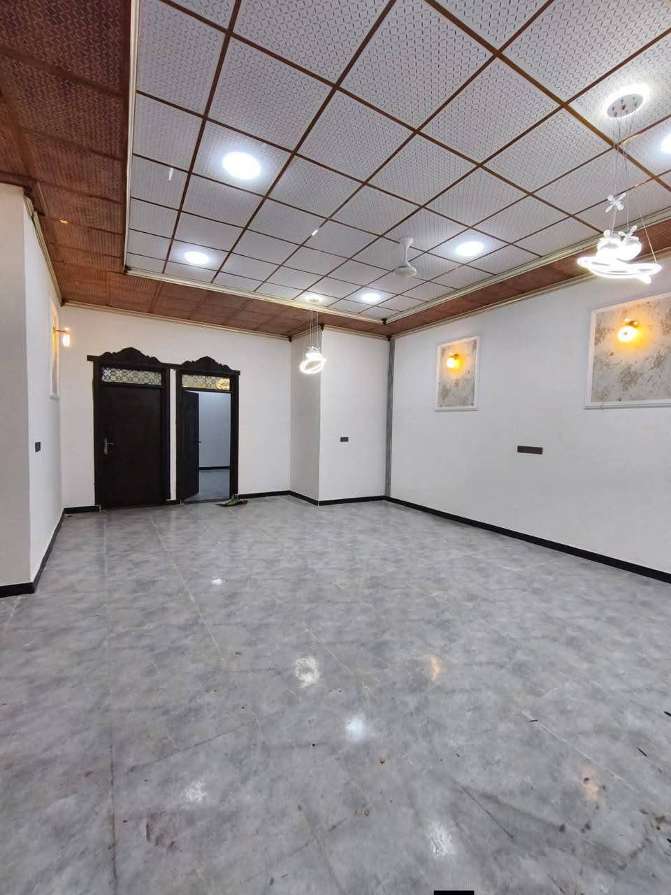 السلام عليكم واسعد الله اوقاتكم🏬
***********

يتوفر بيت للبيع  
سعر بلاش 
#طابو ملك صرف زراعي عراقي سند 25 

مساحة البناء 210م

يحتوي البيت على 

 3غرف  5×4

ديوان 8×4

مطبخ 5×4

هول 3×5

صاله 8×5

صحيات داخلي وخارجي

كراج سياره

#البناءجديد 2026 درجه اولى وجاهز من كلشي  منطقه

 هدوئ ومتوفر بيها جميع  

 الخدمات ماء كهرباء مدارس قريبه مستوصف سوك كافة الخدمات متوفره

البيت فارق وجاهز للسكن 

البيت يقع على شارع 10م  اناره الشارع كله

#العنوان : بصره ابي الخصيب شارع سيد حامد 
غرب مدينة الندلس السكنيه 

( السعر  98وبي مجال )

***********
