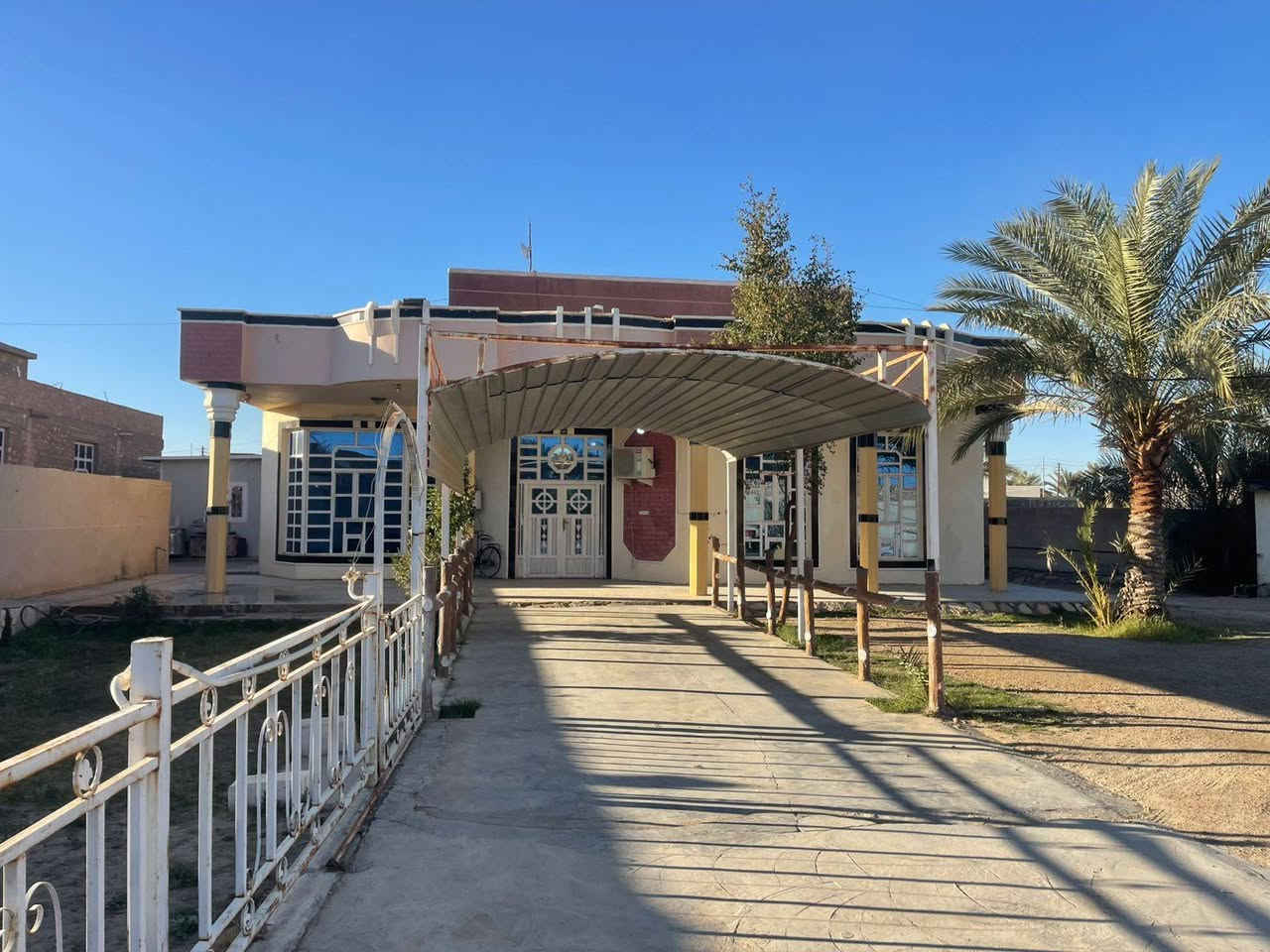 دار طابقين للبيع....
المساحة الكلية ٩٠٠ متر
السعر ٩٥ مليون........ 
الموقع الرمادي ناحية اليرموك منطقة القرية العصرية
بناء حجر وسمنت حالة البناء جيده جدا
محتويات الدار ديوان هول صالة داخلية كبيرة غرفتين نوم طابق الأول
مطبخ وحمامات داخلية بالاضافه إلى مطبخ وحمامات خارجيه، سبالت عدد ثلاثه مع الستائر تبقى مع الدار
طابق ثاني غرفتين نوم مع حمامات.
الدار يقع داخل منطقه سكنية متوفر جميع الخدمات
ماء وكهرباء وتبليط بلدية مدارس الخ.... 
يبعد عن الطريق الرئيسي السايدين ١٥٠ متر
_____________________________
ملاحظة مدة اخلئ الدار شهرين من تاريخ كتابة العقد
تدفع نصف المبلغ الباقي عند إستلام الدار
طبعآ الأرض واقع حال لزمة مكفولة من اي مشكلة عشائرية تعهد وبصمة ومكاتبة حال المنطقة بالكامل لا يوجد طابو
___________________________
للسعر والاستفسار أكثر اتصال على الأرقام التالية
*********** واتساب
*********** واتساب
او مراسلة الصفحة في اي وقت نعتذر عن التأخير عن الرد في بعض الأحيان
نستقبل جميع العروض العقارية في مدينة الرمادي
ابو احمد
# مكتب عدنان العسافي
للعقار
