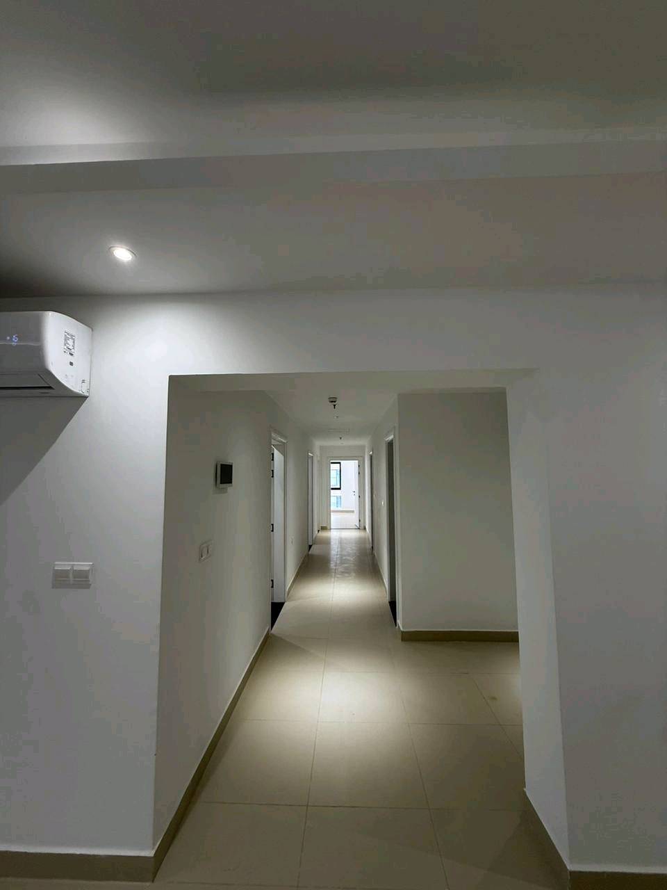 شقه للأيجار في مجمع رويال ستي المنصور مساحه ١٩٨ في البرج الرابع وتتكون من ٣ غرف و٣ حمامات ومجهزة كاونتر وسبالت تفاصيل اكثر على رقم 