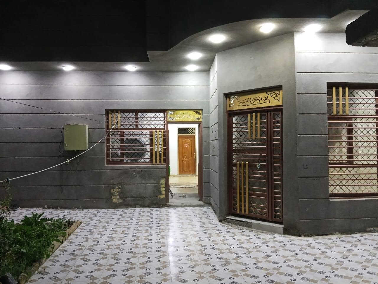 سلام عليكم بيت للبيع زراعي خلف عمارت زيتون مساحه 220 متر 
غرفتين وصاله ومطبخ واستقبال وصحيات خارجيه وداخليه وطارمه وحديقه وطابق 2 بيه غرفه سعر 65 وبيه مجال  للستفسار تصل ع رقم ***********

