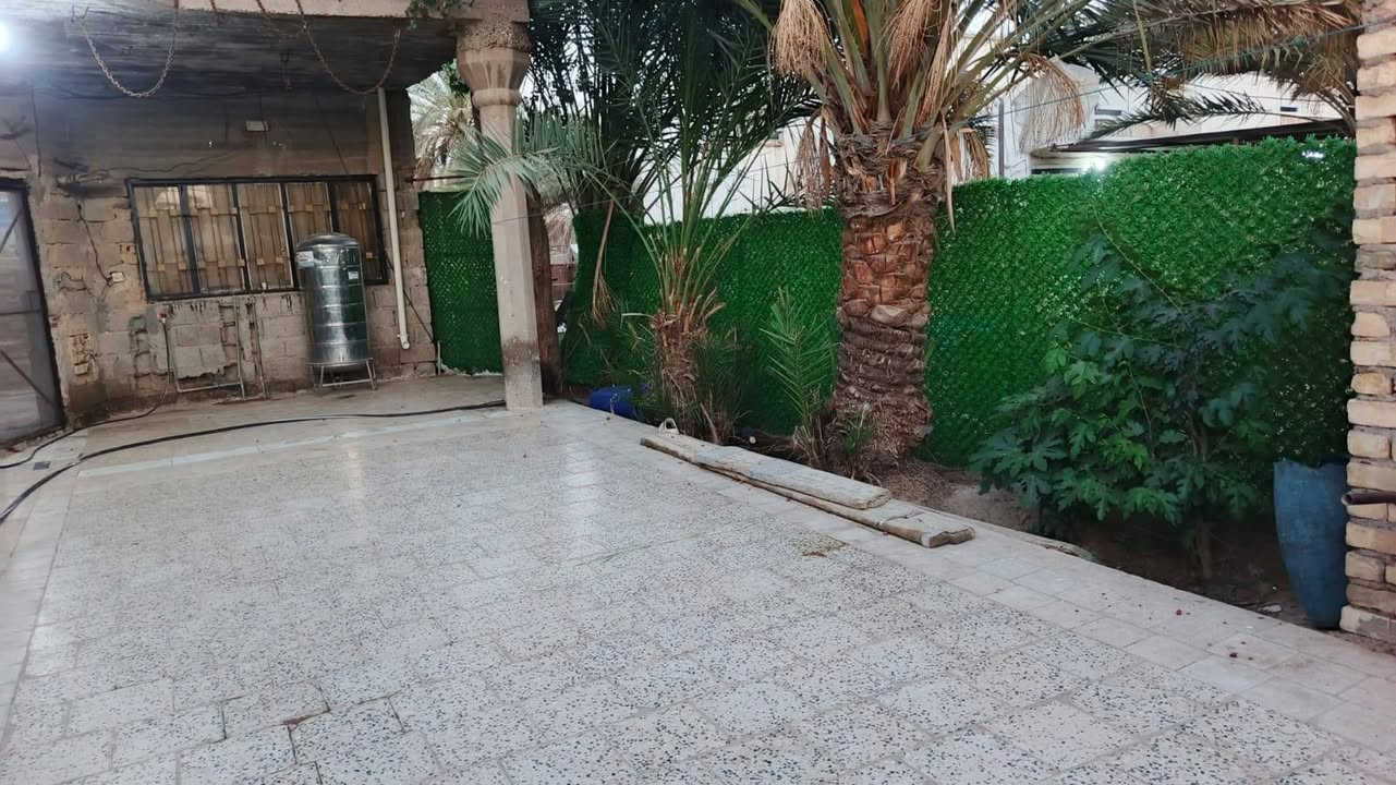 الدار للبيع المساحه ٥٥٠ متر العنوان بوب الشام منطقة ابو عليان شارع الضغط للإستفسار*********** الخدمات كامله ماء مجاري تبليط كهرباء ثري فيز صوندات ماء اثنين يجري سيح منطقة حلوه مرتبه سند ١٧ خطوط مدارس للباب وباقي التفاصيل داخل الفديو
