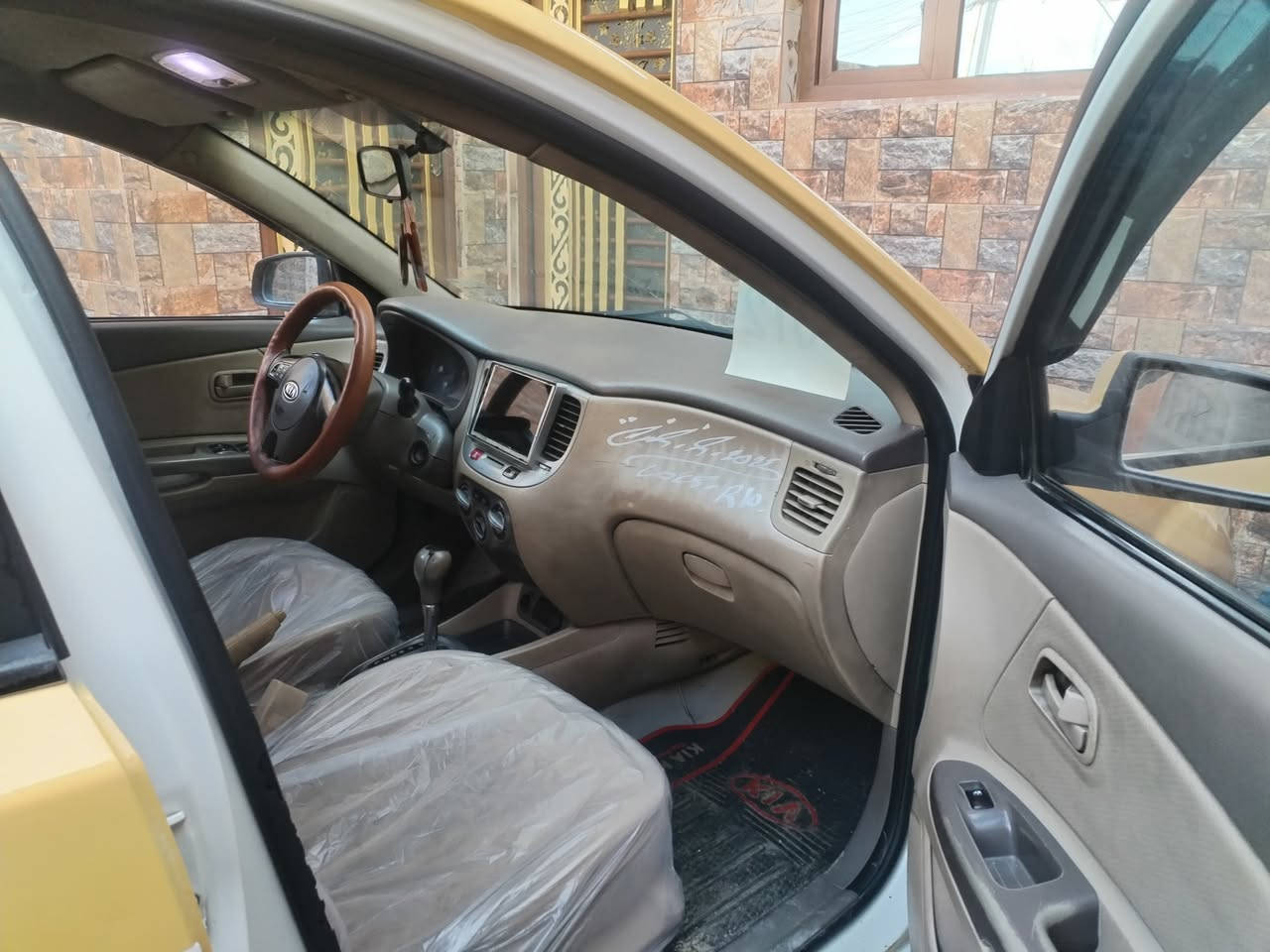 للبيع او مراوس كيا ريو موديل 2012 كوري
رقم بغداد اللماني بسمنا بلموصل التحويل شرط 
 هيئه وغرامه صفر 
شرط التحويل 
كابون بانزين بيها 
مكينه 16 الاصلي بداية تبخير 
كير توماتيك شرط 
وجامات كهرب 
تدفئه تبريد ثلج 
تايرات جدد 
طخم امامي خلفي جديد 
بدون ضرر 
فقط دوسه مال الباب الوره شبرمن عند الداير  
 بدون قطع تبديل فقط تلقيطات قليله
السعر 96 وبيها مجال 
استفسار اكثر 
***********
***********
