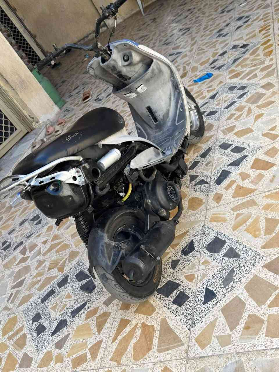 السلام عليكم
ماكس قجمه مفتوحة مره وحده بوشه وبستم 
دراجة هندر واحد بوشه ٤٩ 
كفراتها كامله بلاديه ختم واحد 
سعر ٥٢٥ وبيها مجال 
بصره امن داخلي كراج كوسترات 
***********
