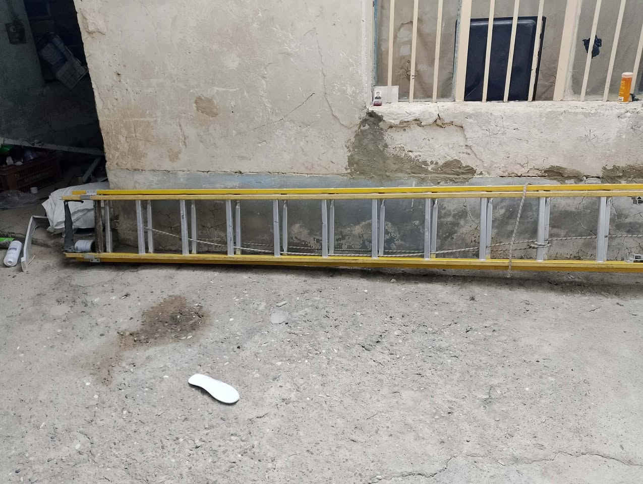 سلم كهربائي للبيع طول 8متر مال شغل نضيف اتصال ***********
سعر 150الف بيها مجال بسيط
