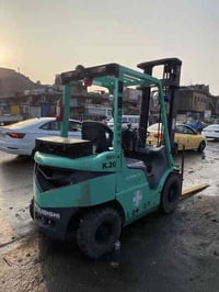 اللبيع رافعه 2 طن  مديل 2013 منفيس كاتي جاهزه العمل  كل نقص مابيه سجاج...