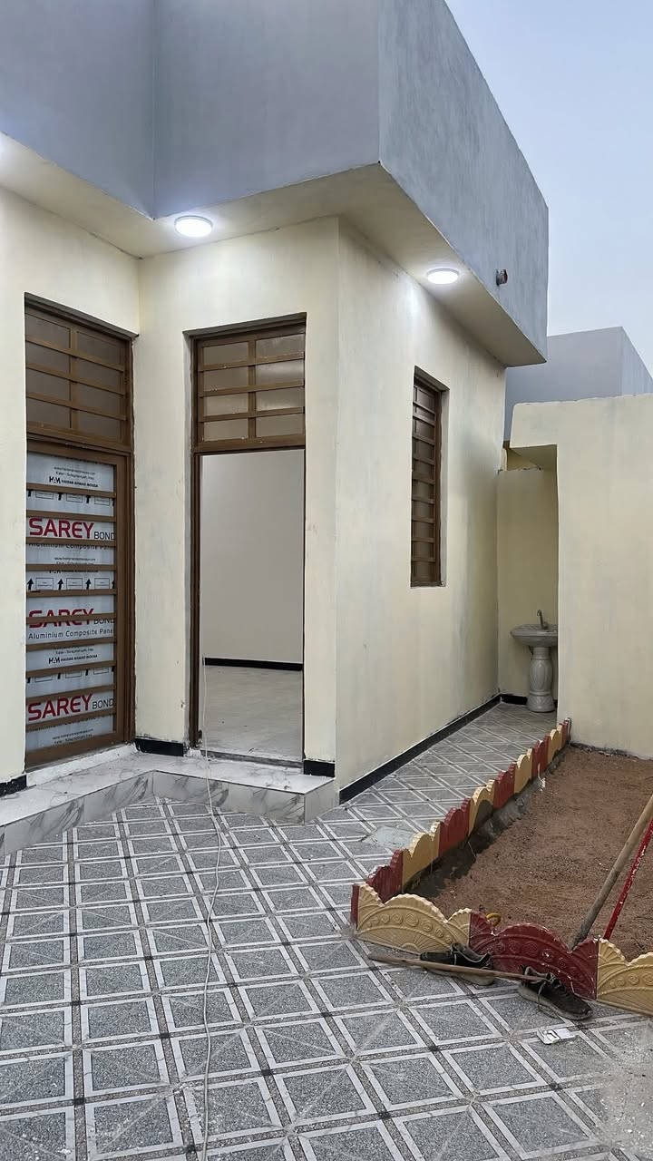 بيتين مساحة كل بيت 150 نفس الدزاين طابو ملك صرف زراعي باسمنه مباشر يحتوي على غرفتين وصاله ومطبخ وحمام داخلي وخارجي واستقبال كبير جدا مع كراج وحديقة 
العنوان الفيروزيه يبعد عن الشوارع الاربعه دقيقتين فقط متوفر جميع الخدمات 
رقم راعي البيت مباشر ***********
