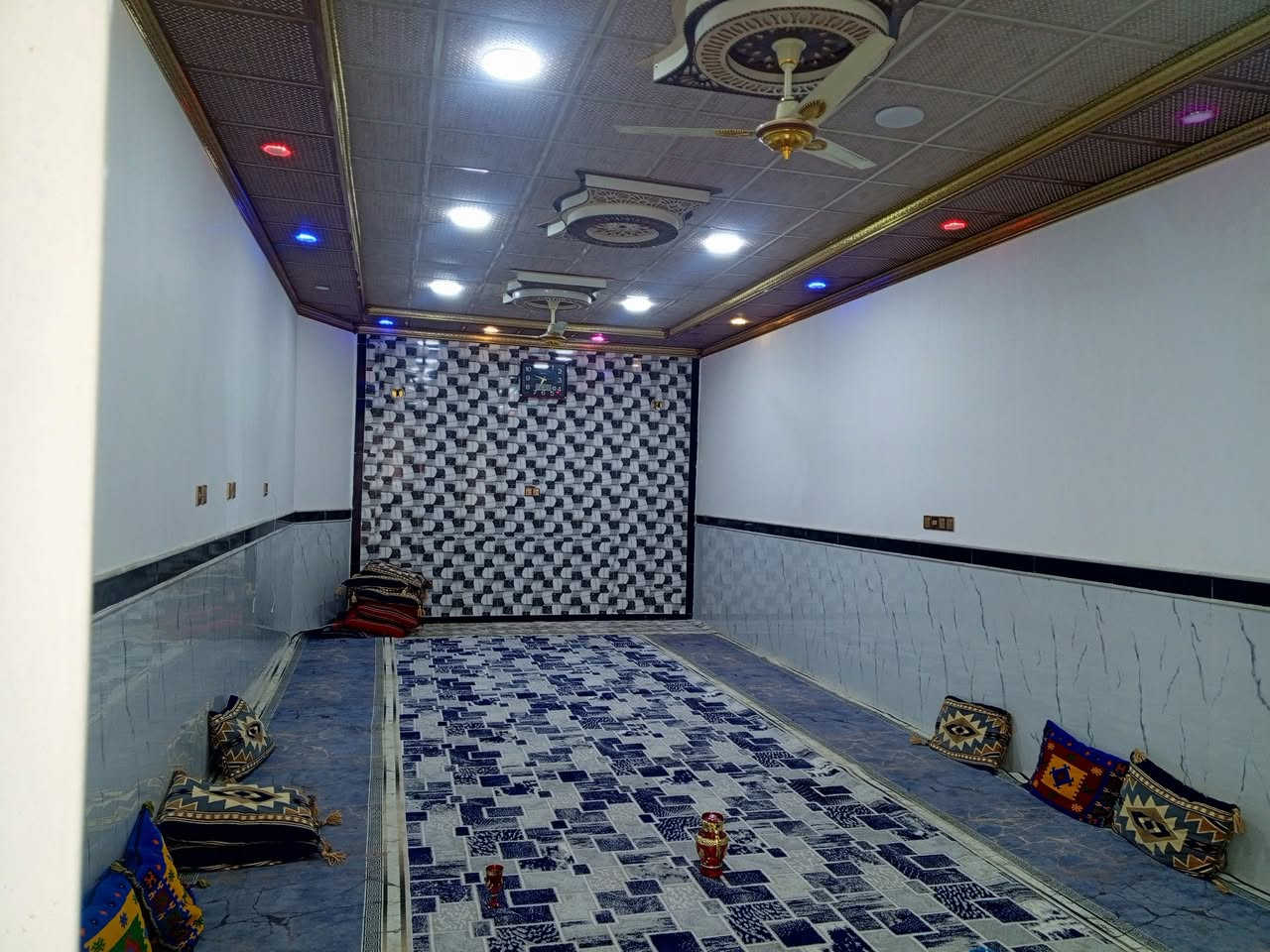 السلام عليكم 
يتوفر بيت للبيع بناء حديث
طابو زراعي عراقي سند، 25
مساحه البيت 400متر
يتوفر من ثلاث غرف موزع صاله ديوان كبير حديقه
الموقع ميسان طريق الحولي مقابل الالف دار 
السعر 120مليون وقابل للتفاوض 
الاستفسار الإتصال ‏‪‏‪***********‬‏
