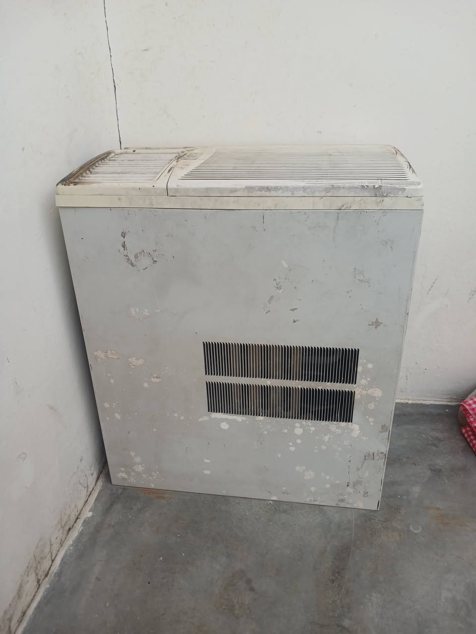 مكيف شغال للبيع ٢٠٠ النوعيه TOSOT0. ***********
