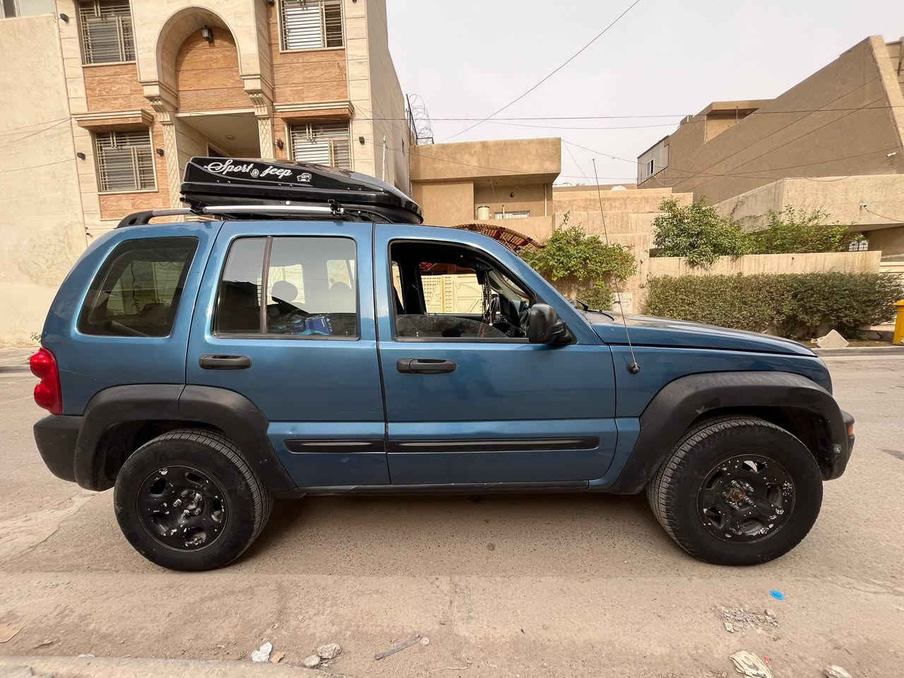 جيب لبيرتي 2004  للبيع او مراوس حسب القناعة
محرك V6 محرك 3700 بانزين كير عادي  فوريل شغال جام كهرباء و مري كهرباء  شاشة و كاميرا   احدث اصدار كهربائياتها كلها شغالة و محرك كفاله و صدر امامي مبدل جديد و صدر خلفي نظافه 90 بل ميه و بيها تخم تاير جديد و غرفتها حلوه السياره جافيه سابقاً و كشرها  شوف العين 
نقوصاتها 
صوت ونه بل كثر ما أعرف إذا كان بوربرن او غير شي بس كيرها قوي و تبديلاته كلها تمام  السياره تحويل فقط بدون وكالة يعني الي يشتري ثاني. يوم احوله سعرها 62  و بيها مجال 
مكاني بغداد للاتصال ***********
