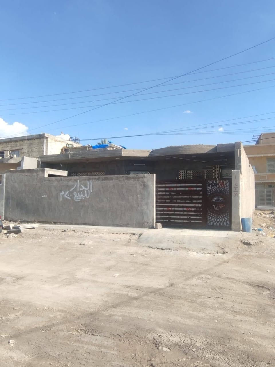 دار للبيع زراعي عقد 117 مساحه 200متر واجهه 11 وعشرين ونزال 18 يحتوي على غرف نوم عدد 2 وصاله كبيره ومطبخ واستقبال وصحيات 2 ومنور عدد 2 وكراج  السريدات الجديده المربع الثالث للاستفسار ***********
