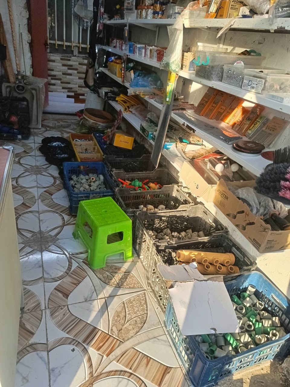 عندنا اغراض الانشائيه في العماره في الف دار للبيع ***********
