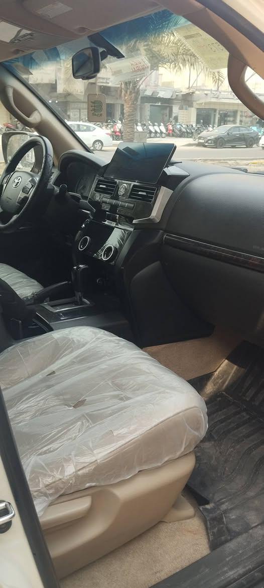 السلام عليكم
لاند كروز 2010محدثة 14فقط دعاميات مكفولة كفالة عامة سيارة فول مواصفات داخلها جلد بيجي محرك 6سلندر باقي المواصفات موضحة بالصورة ماشية 220
السعر 3شدات وخمسة وبيها مجال 
للاتصال ***********
