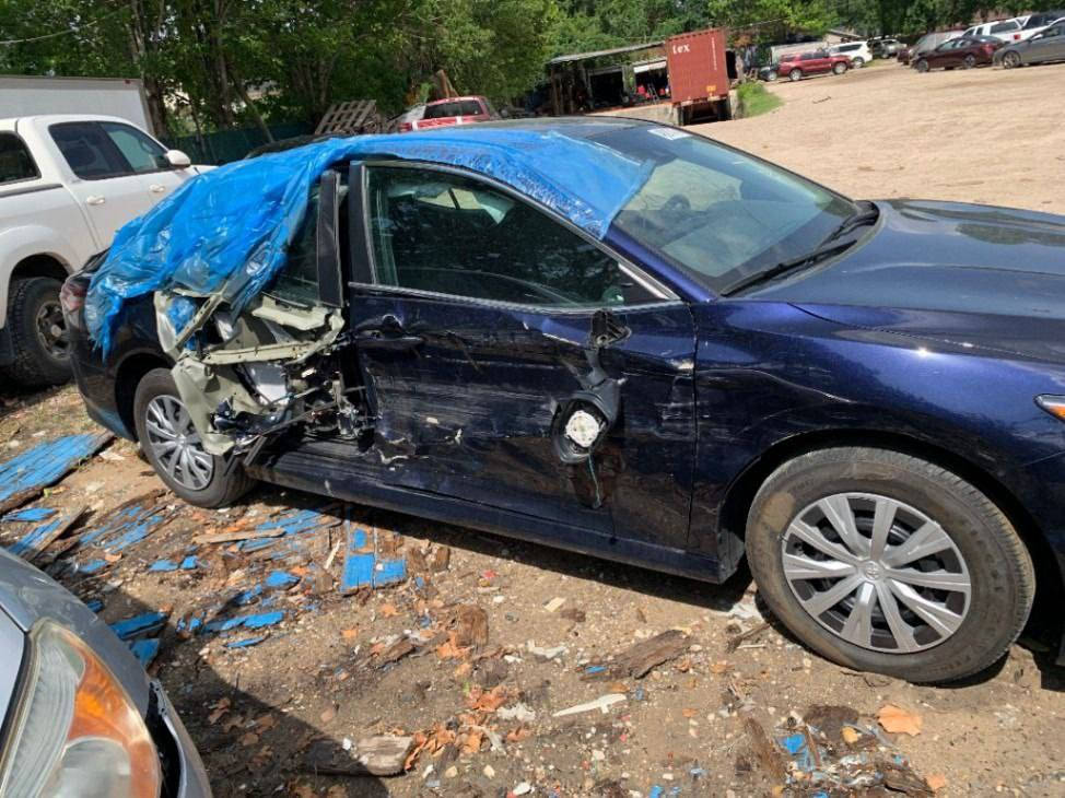 كامري للبيع موديل 2022 LE أمريكي هايبرد لون نيلي محرك 2.5 حادثها موضح في الصورة بدون تكمة فقط تبديل بوب 
 ماشية 71 ألف كيلو متر رقم بغداد 
المكان بغداد 
السعر  178$ 

الهاتف ***********
