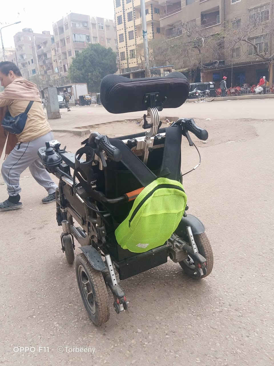 مواصفات ومميزات الكرسي:
تحكم ذكي عن بُعد (بالموبايل والريموت): يمكنك الآن التحكم في حركة الكرسي وتوجيهه بكل سهولة عن بُعد من خلال تطبيق على الموبايل أو باستخدام الريموت كنترول الخاص به، لراحة ومرونة غير مسبوقة.

​عصا تحكم (Joystick) سلسة: مزود بجوStick فائق الحساسية ومثبت بشكل مريح للتحكم الكامل في الحركة والاتجاهات والسرعة بأقل مجهود أثناء القيادة بنفسك.

​راحة فائقة ودعم مخصص: يأتي الكرسي بمسند رأس مريح وقابل للتعديل ليدعم الرقبة تماماً، مع شلتة مقعد ومسند ظهر مبطنين بخامات طبية ومقاومة للتعرق لتوفير أقصى درجات الراحة أثناء الجلوس لفترات طويلة.

​إضاءة أمامية للأمان: مزود بكشاف إضاءة أمامي قوي لرؤية واضحة وتحرك آمن تماماً أثناء الفترات المسائية أو في الأماكن المظلمة.

​شاسيه قوي ومتين: تصميم هندسي متين يتحمل الأوزان الثقيلة مع عجلات خلفية عريضة تضمن الثبات والتوازن على مختلف أنواع الطرق، وعجلات أمامية مرنة تدور 360 درجة لسهولة الالتفاف في الممرات الضيقة.

​مساند قدم عملية: مساند القدم قابلة للتعديل والإزالة لتسهيل عملية الصعود والنزول من الكرسي.

​مساحة تخزين إضافية: يحتوي على شبكة خلفية عملية لحمل المتعلقات الشخصية بكل سهولة.

​استعد حريتك في الحركة وانطلق بثقة وأمان! > الكرسي يجمع بين التكنولوجيا الحديثة، المتانة العالية، والتحكم الذكي ليكون اختيارك الأفضل يومياً.

​📞 للطلب والاستفسار، يرجى التواصل معنا عبر الرقم التالي: 01158685560


**إذا كنت صاحب هذا الإعلان وتريد حذفه لأي سبب، رجاءا أرسل رسالة إلى الدعم الفني**